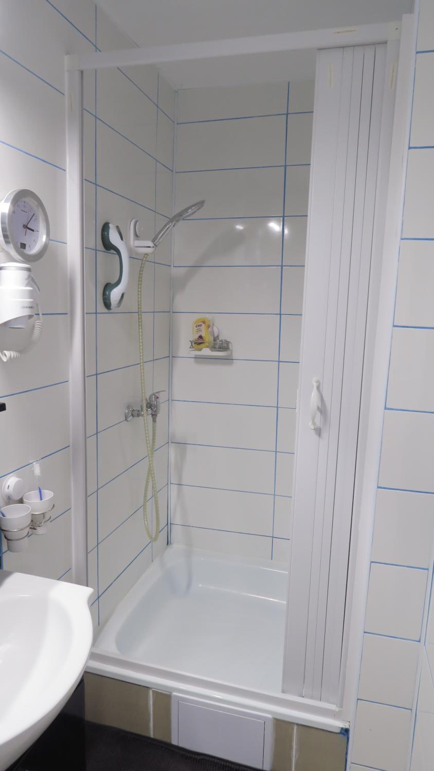 Double Room with Private Bathroom - Photo 7