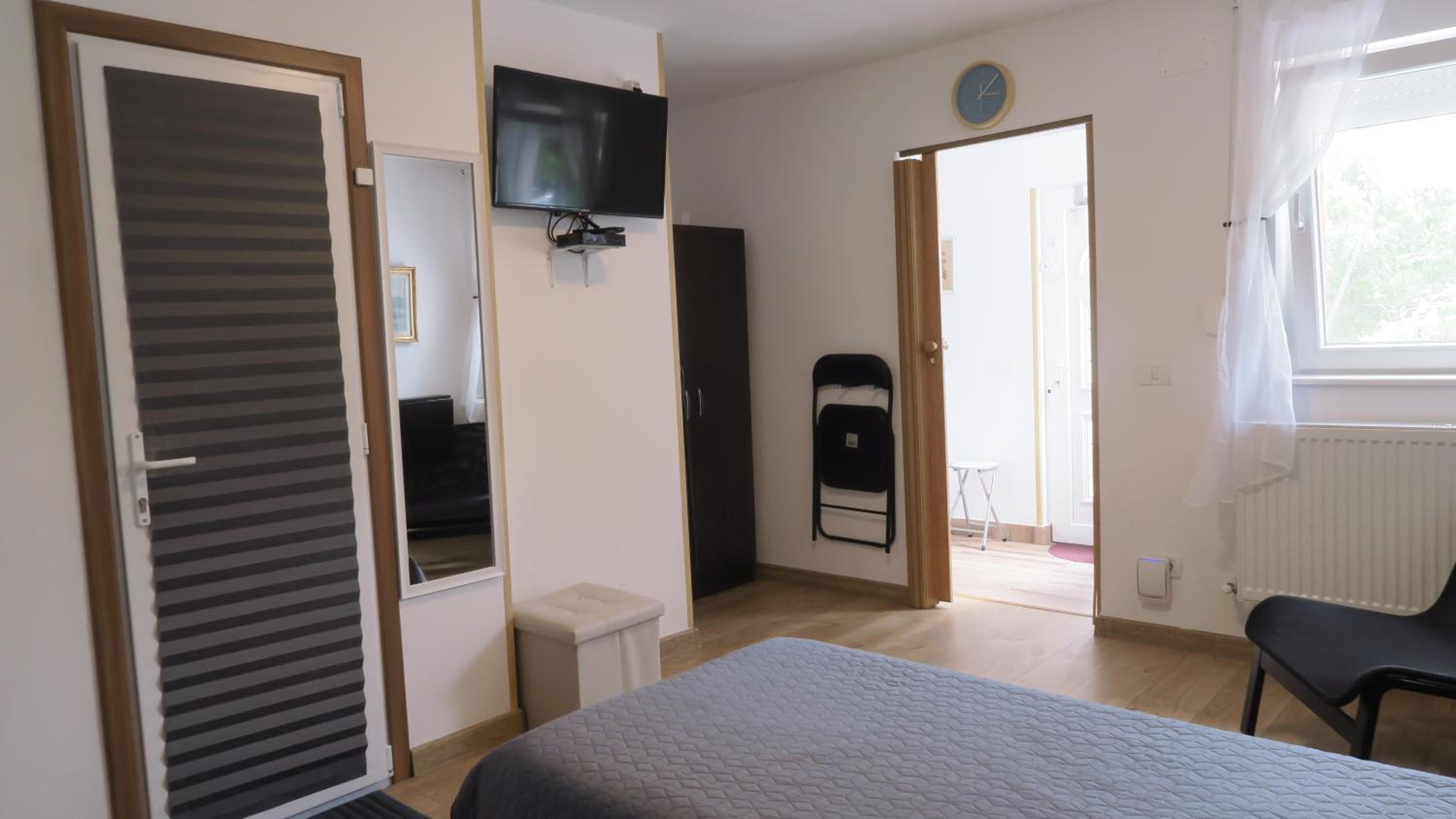 Double Room with Private Bathroom - Photo 2