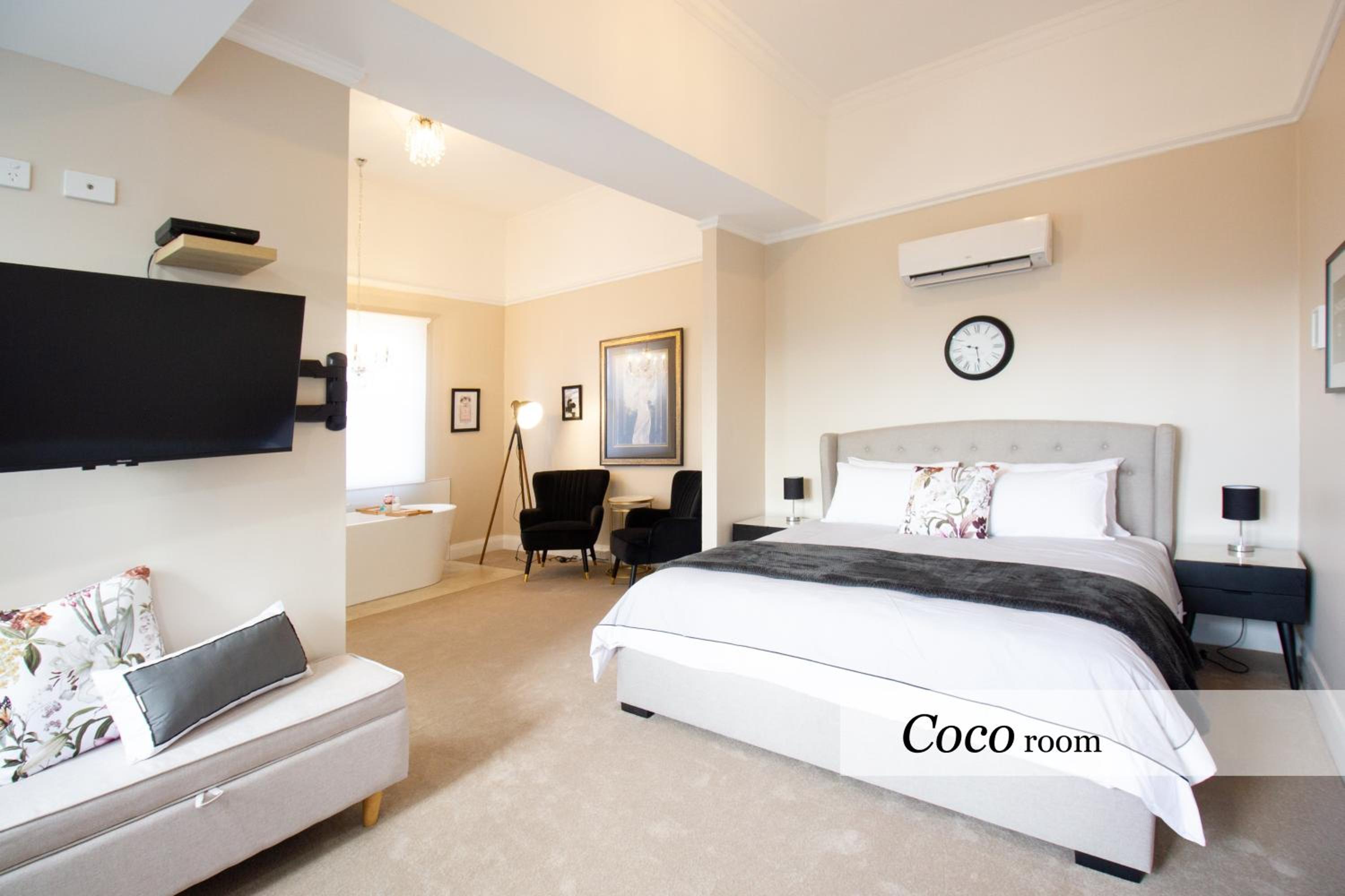 Coco - Deluxe King Room with Bath, downstairs - Photo 9