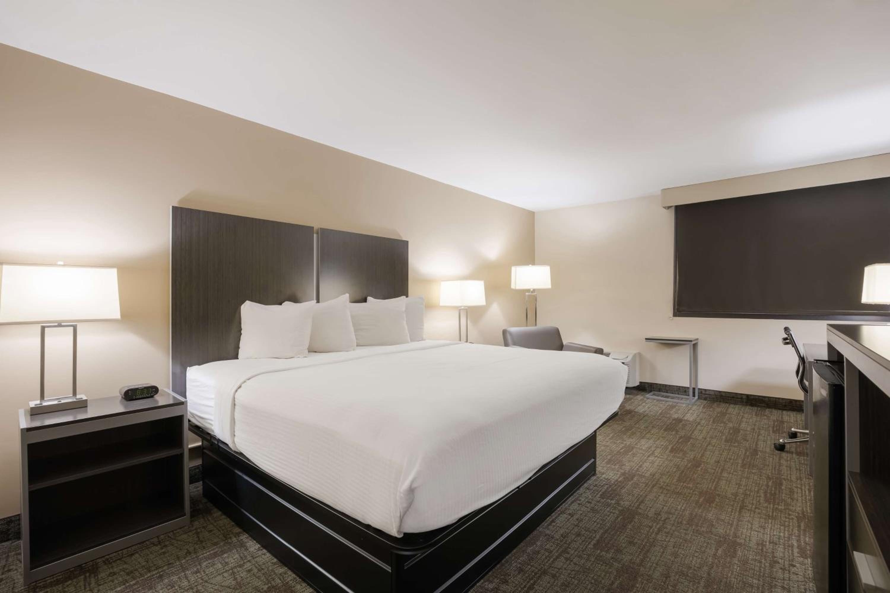 King Room - Non-Smoking - Photo 1