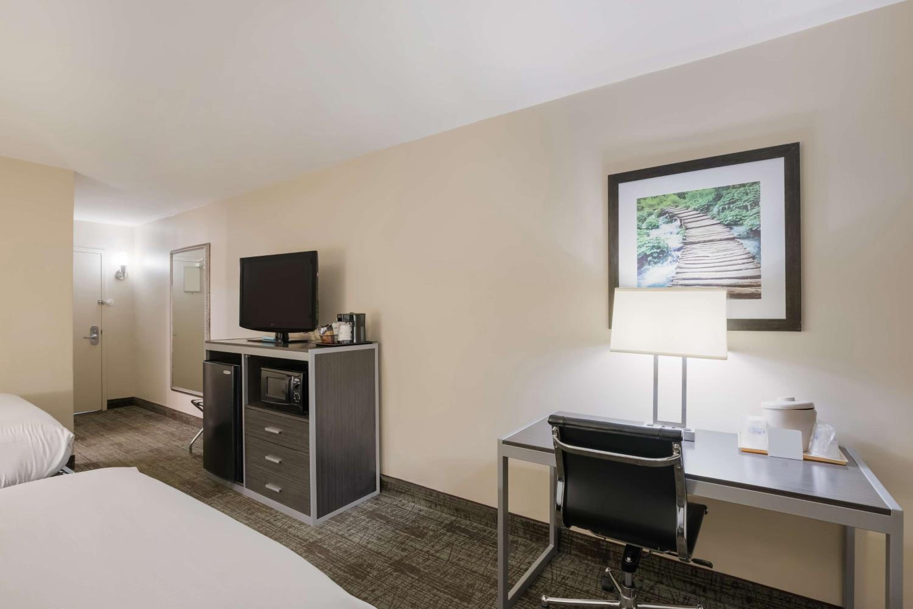 Double Room with Two Double Beds - Non-Smoking - Photo 4