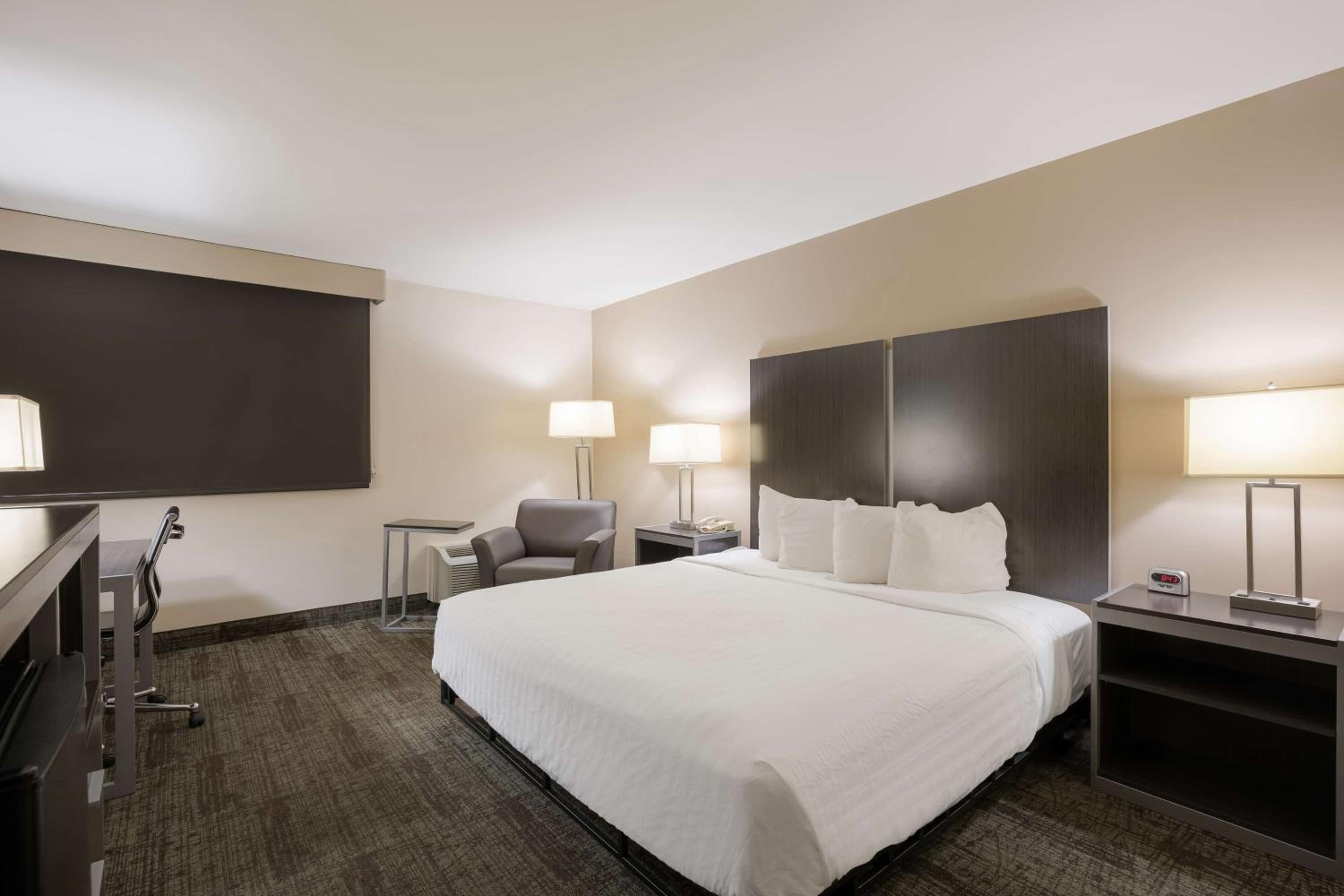 King Room with Roll-in Shower - Disability Access/Non-Smoking - Photo 2