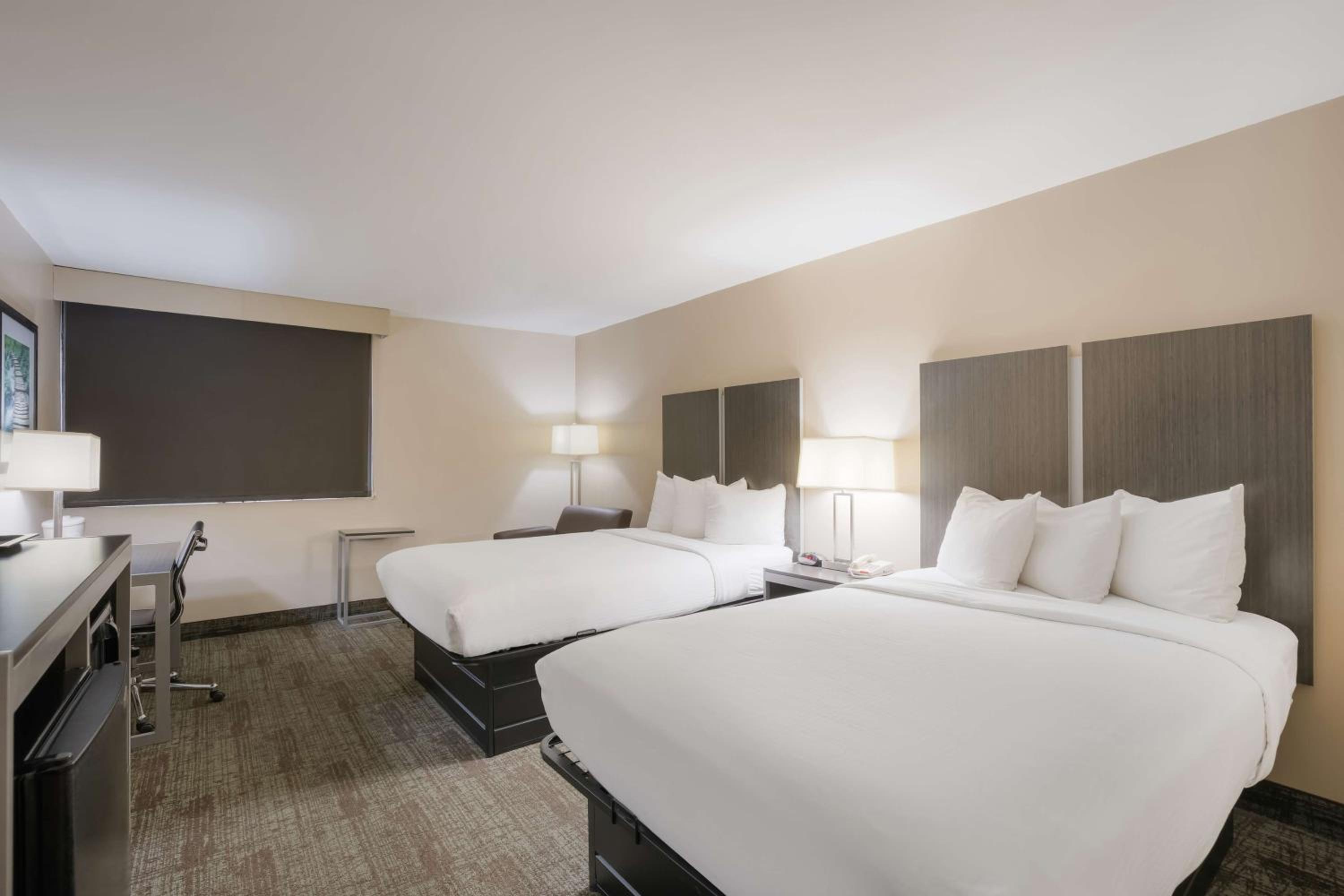 Double Room with Two Double Beds - Non-Smoking - Photo 3