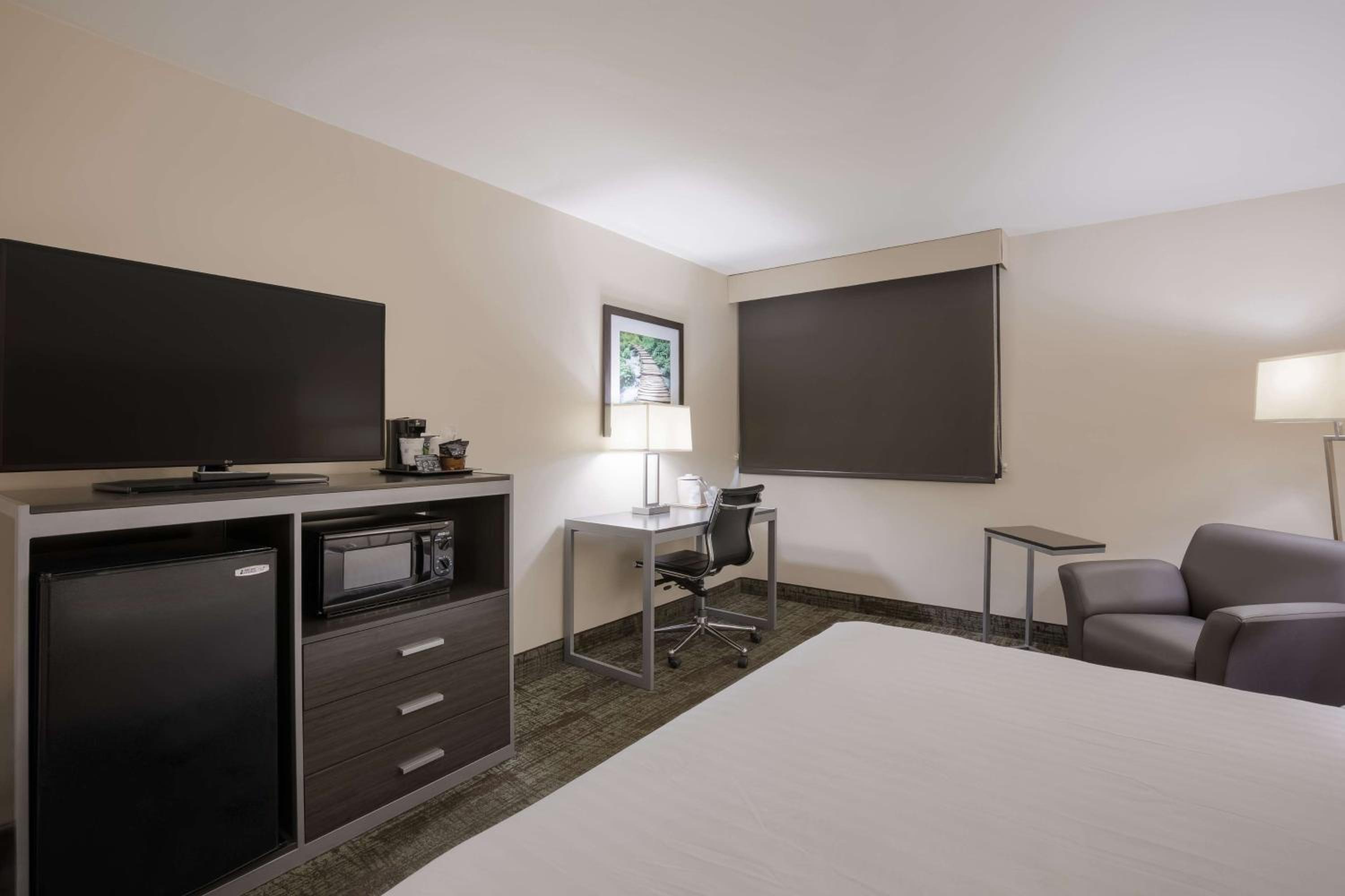 King Room with Roll-in Shower - Disability Access/Non-Smoking - Photo 3