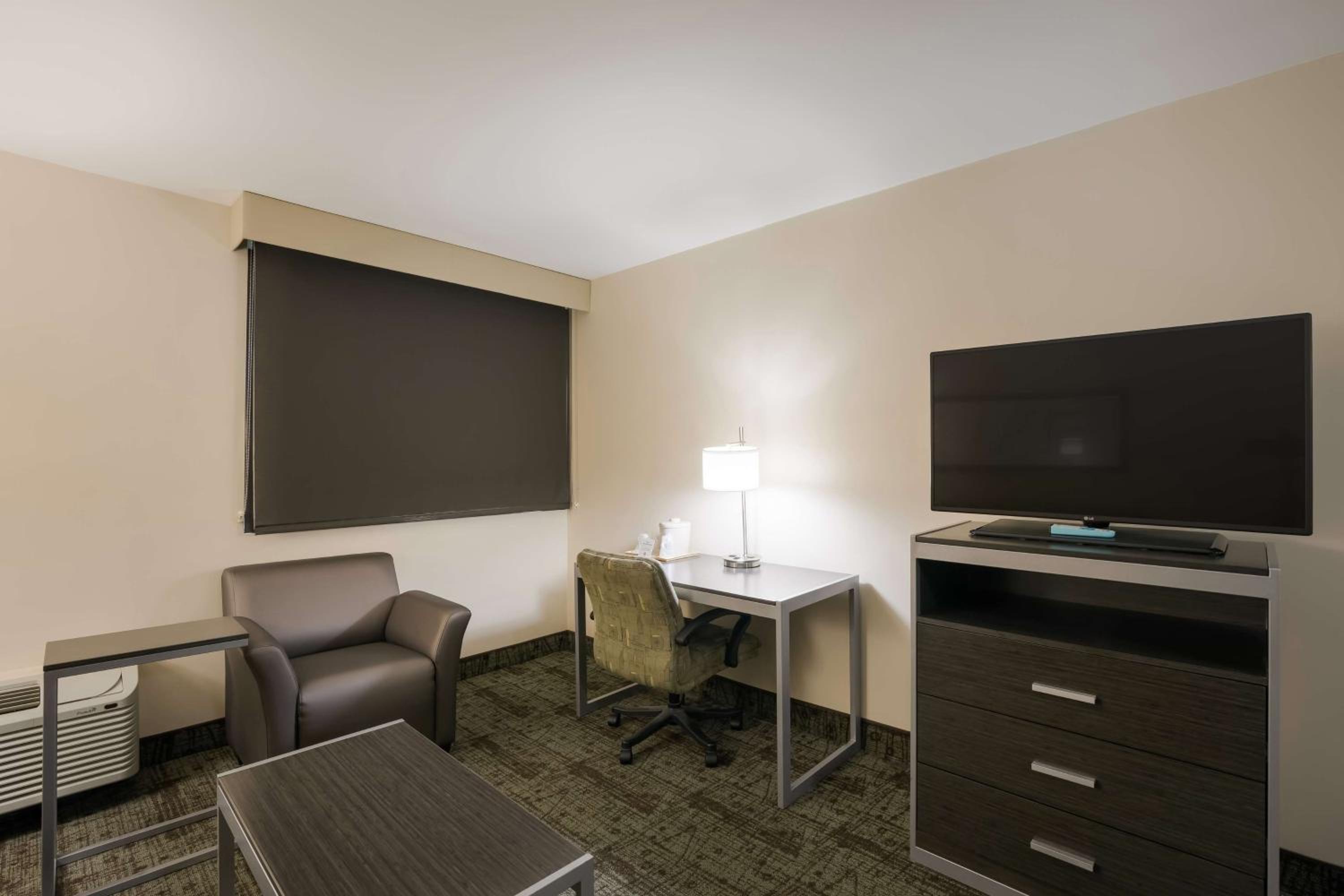 King Suite with Two King Beds - Non-Smoking photo 1