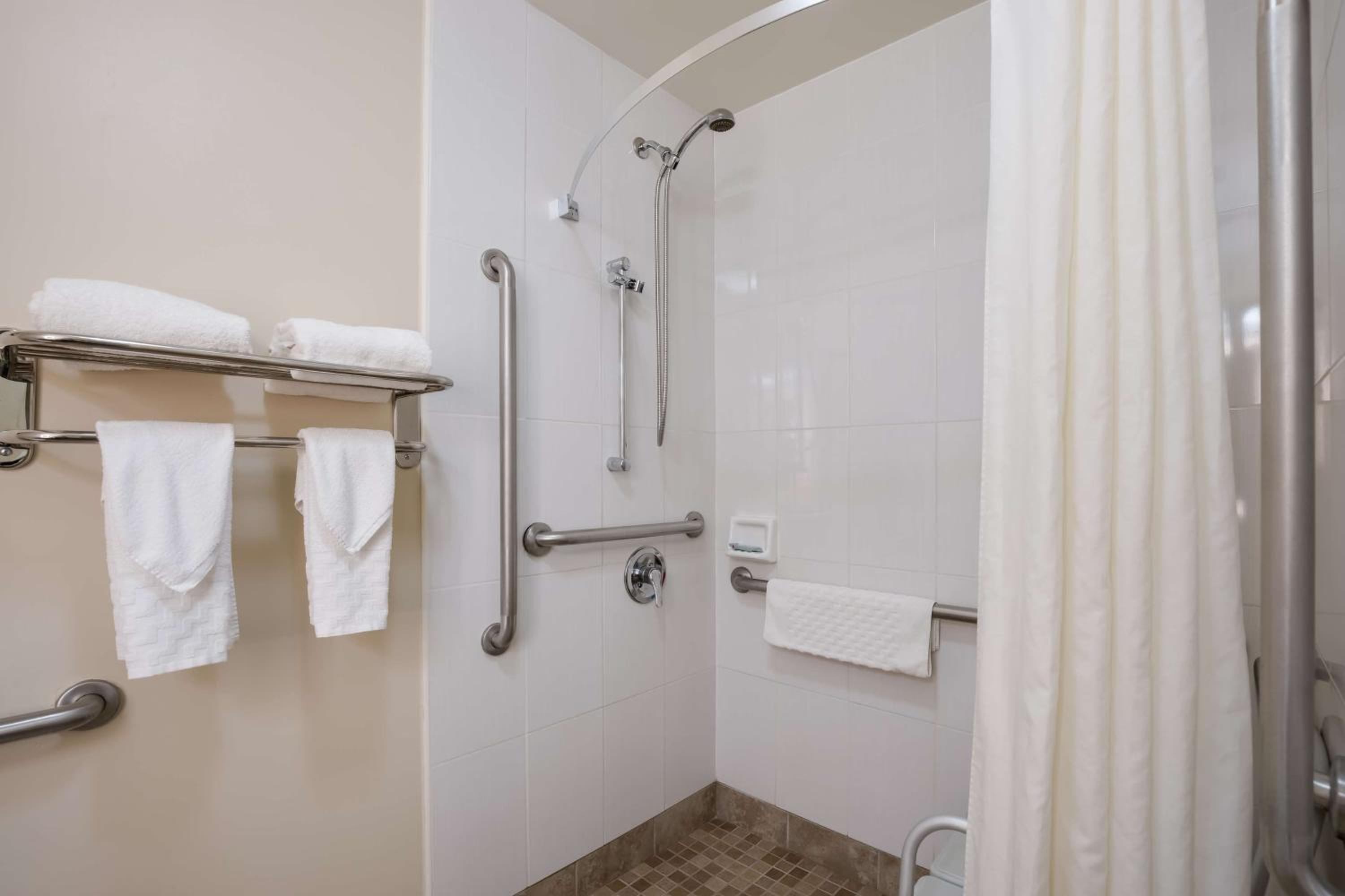 King Room with Roll-in Shower - Disability Access/Non-Smoking - Photo 4
