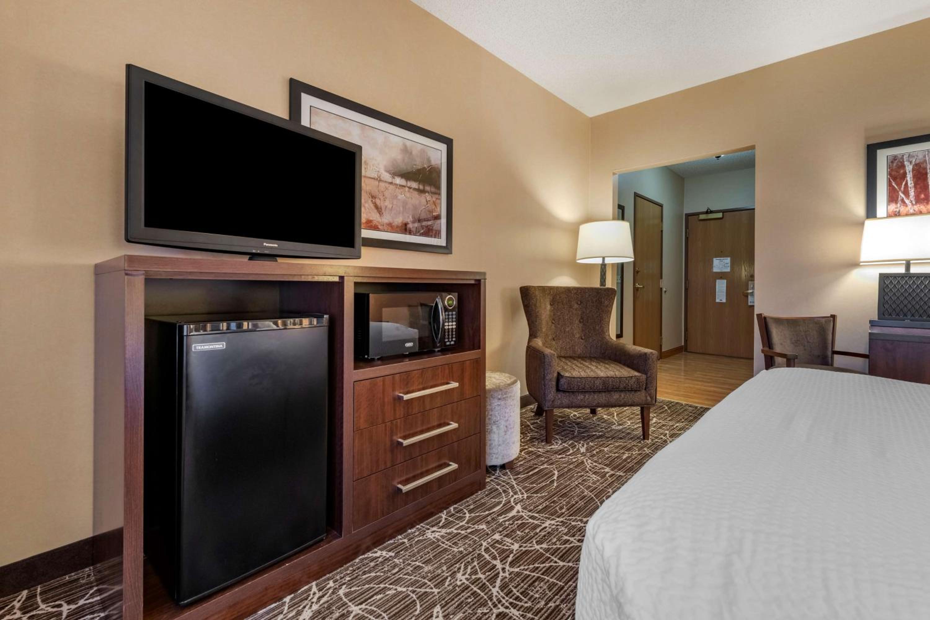 Queen Room with Roll-In Shower - Disability Access/Non-Smoking photo 2