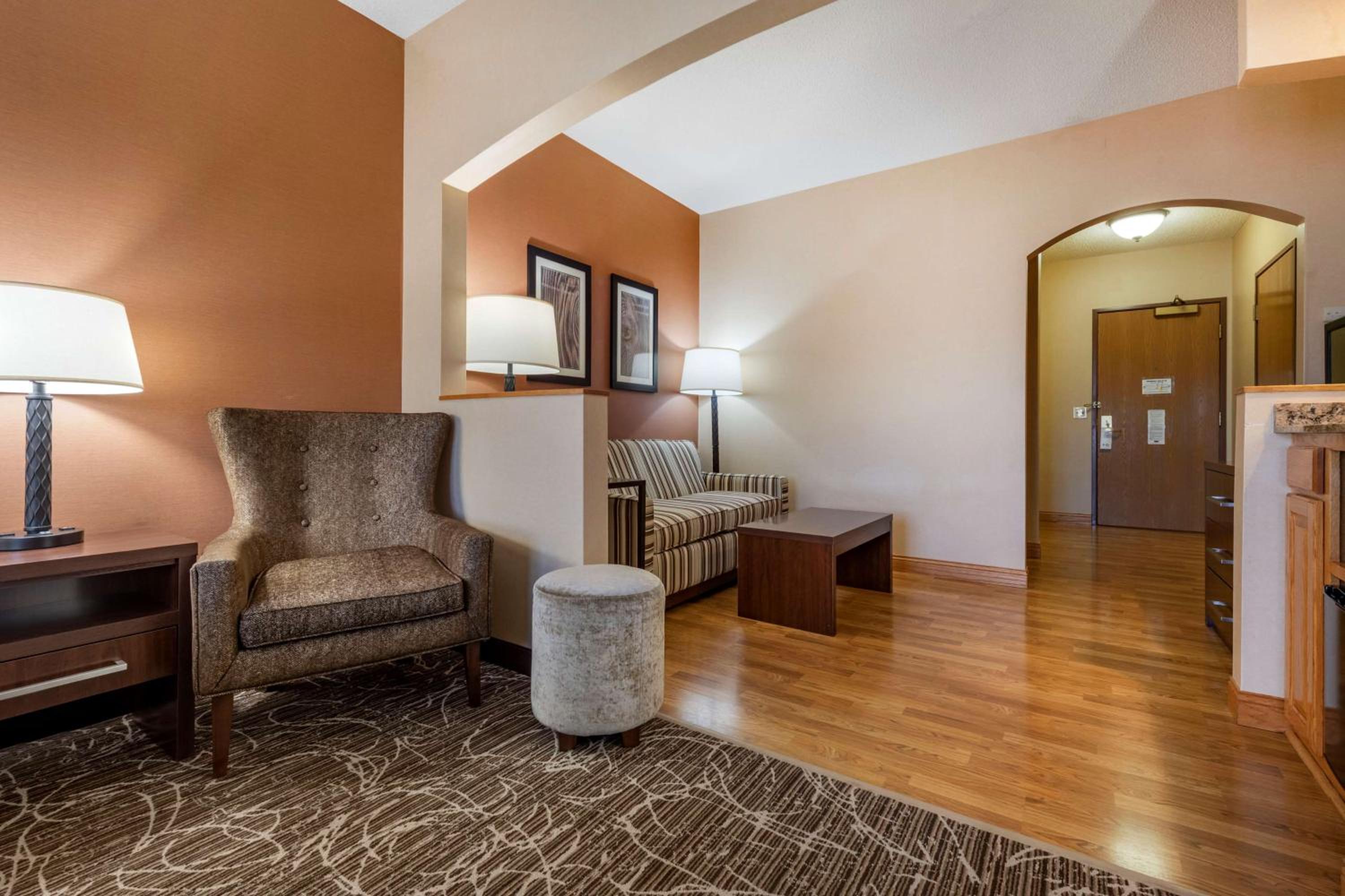 Queen Suite with Sofa Bed and Bathtub - Disability Access photo 3