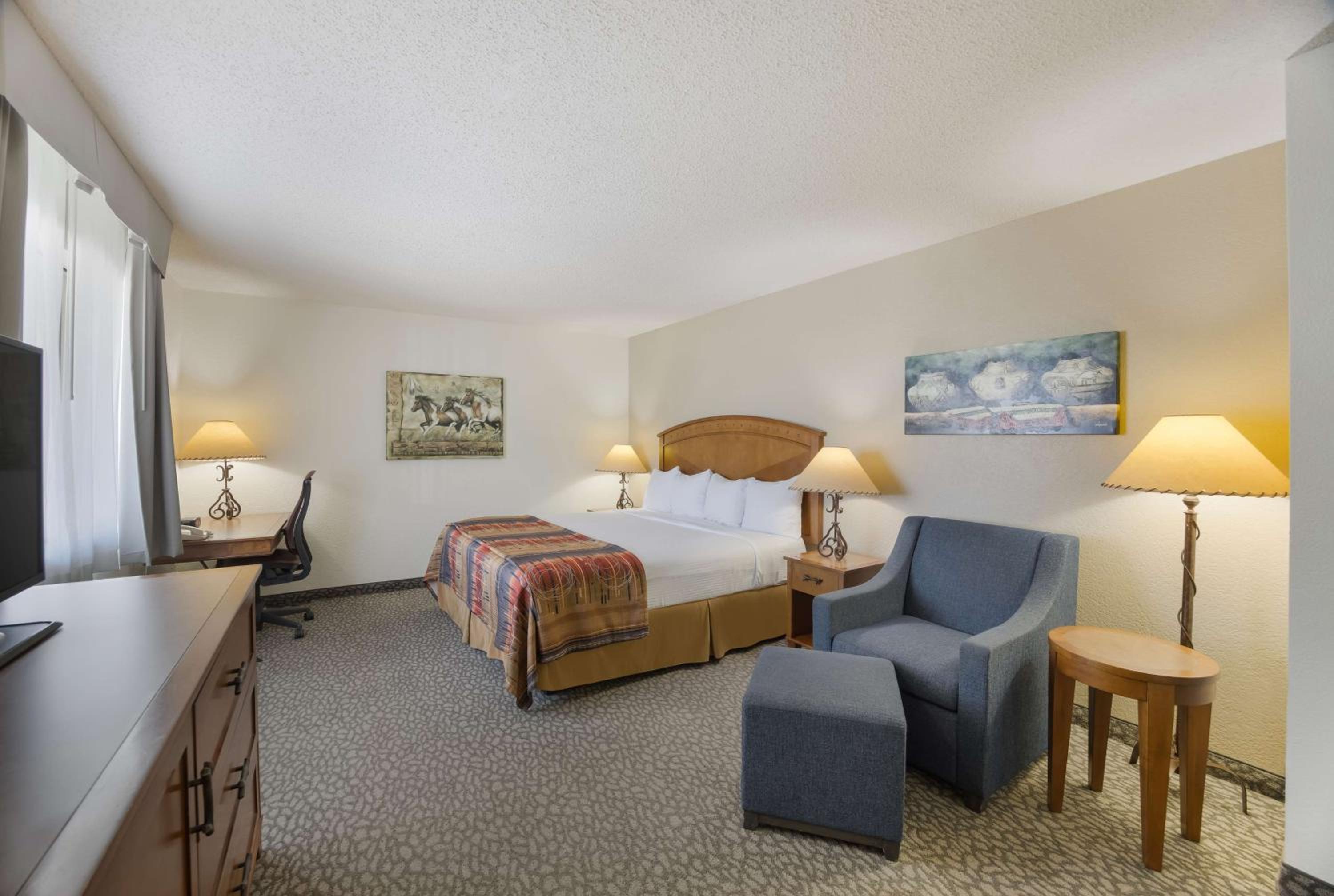 King Room with Bathtub - Disability Access/Non-Smoking photo 3