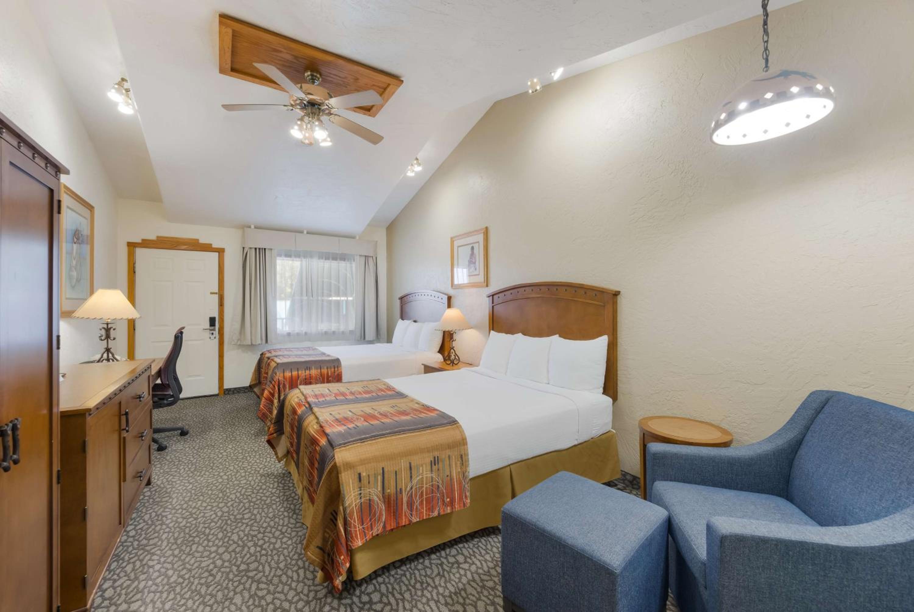 Queen Room with Two Queen Beds photo 1