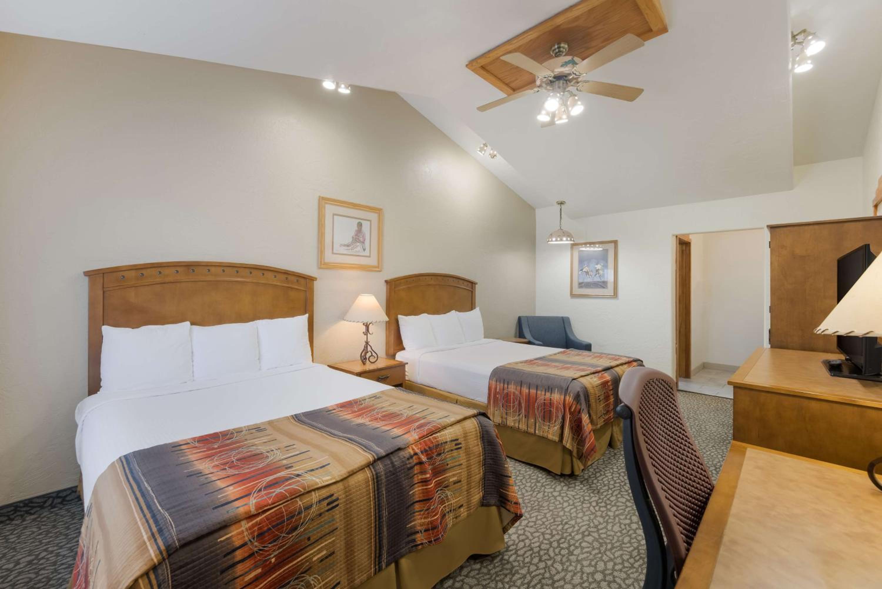 Queen Room with Two Queen Beds photo 2