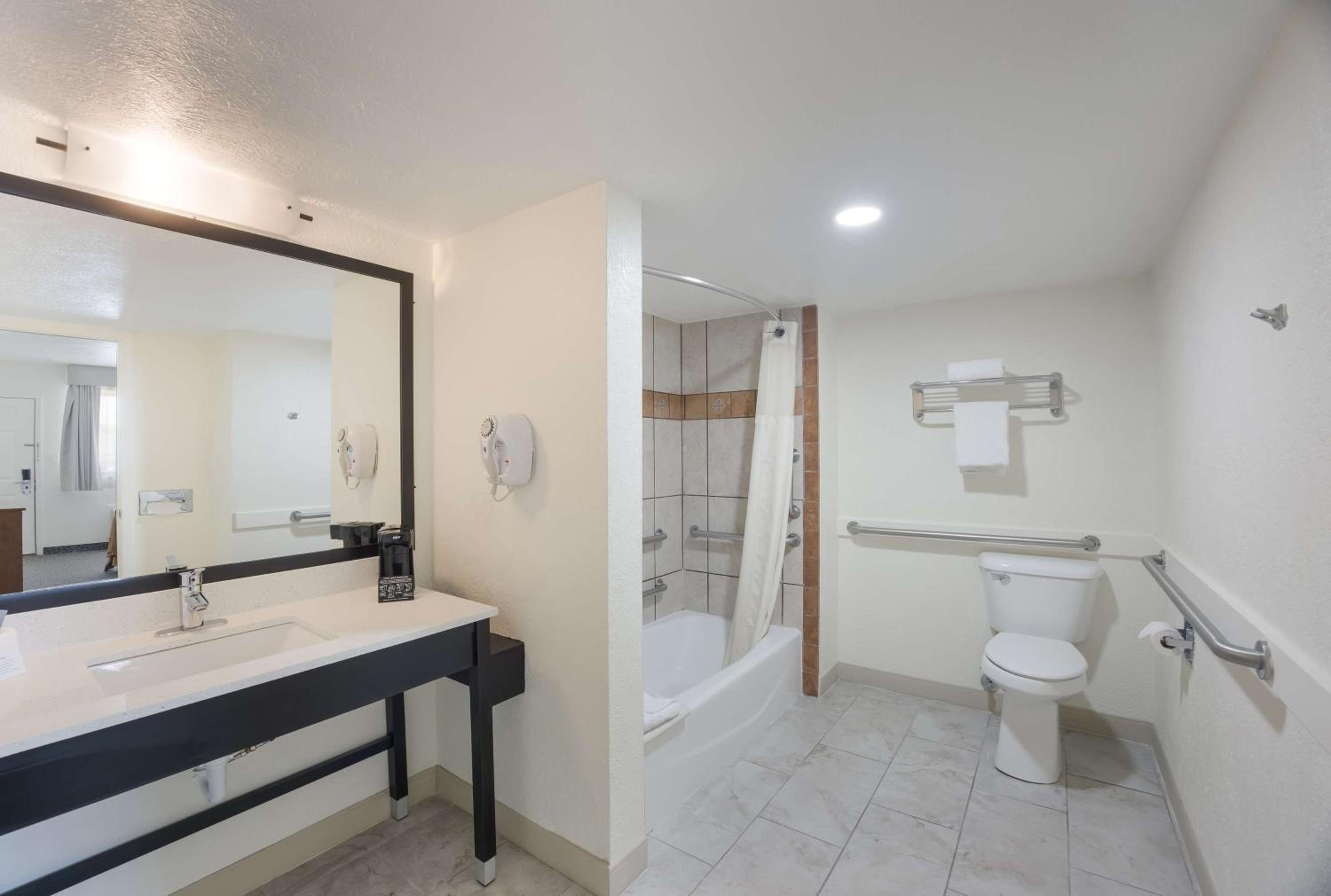 Queen Room with Two Queen Beds - Disability Access photo 2