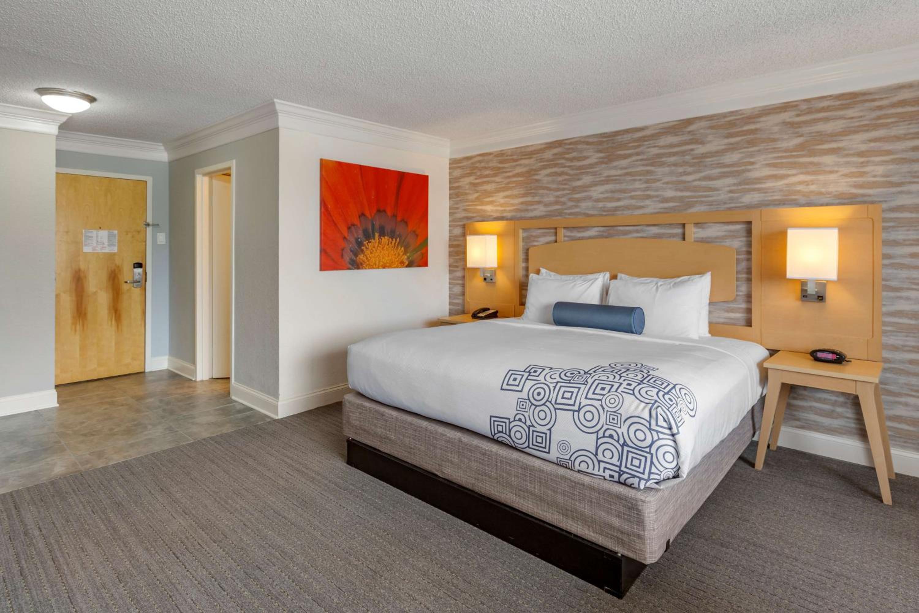 Queen Room with Kitchenette - Non-Smoking