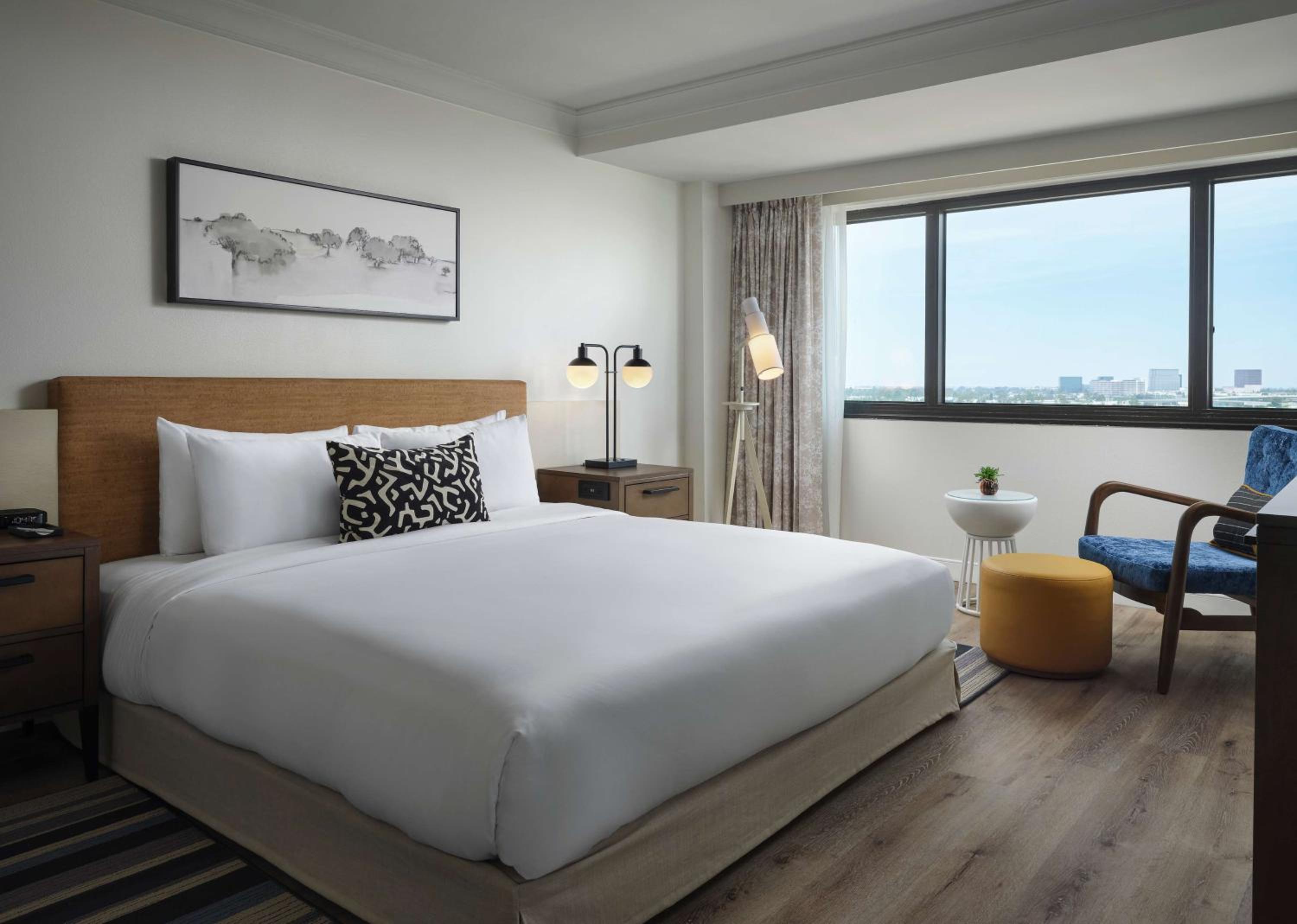 Deluxe King - High Floor - Photo 4