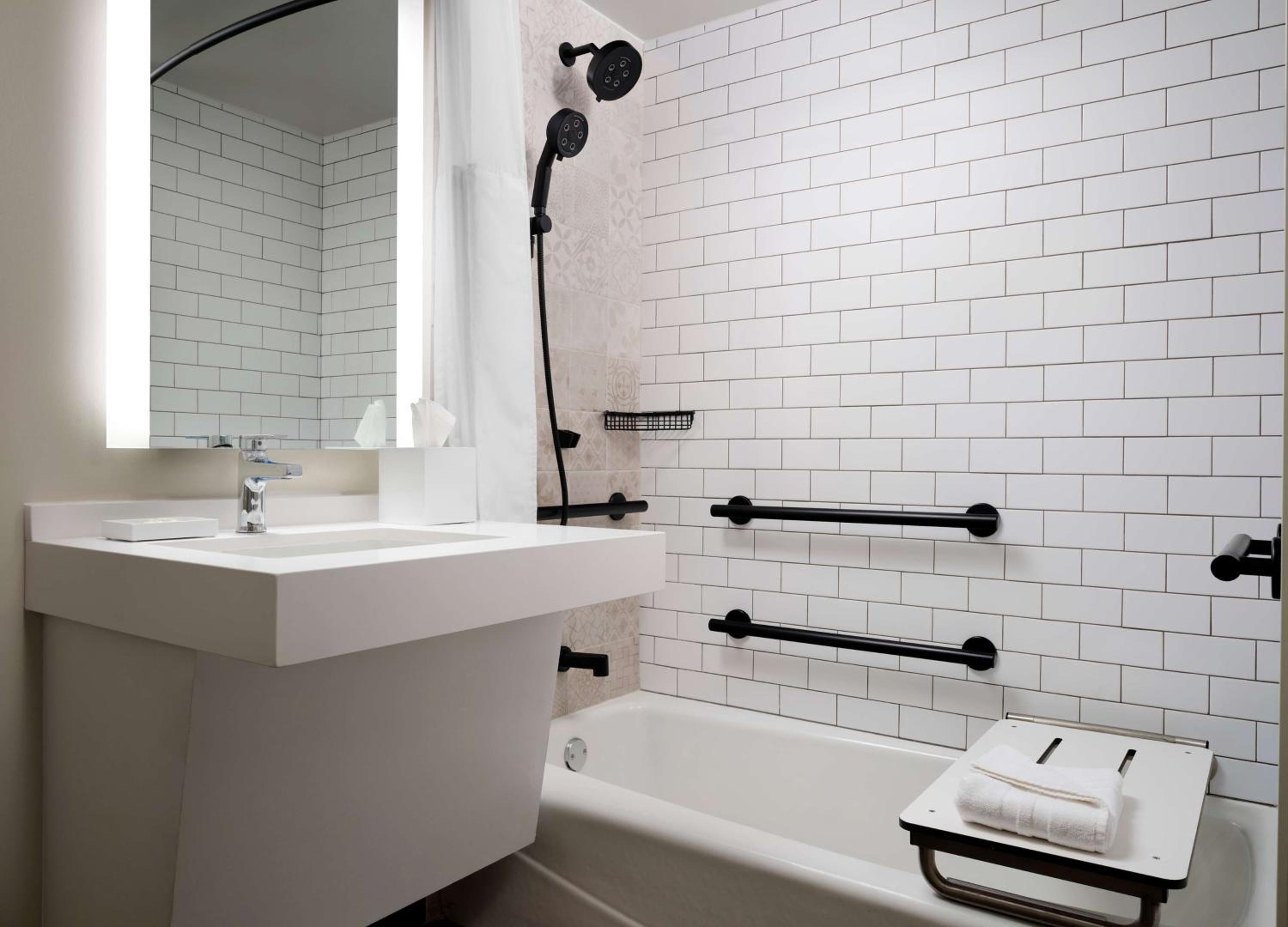 Deluxe Two Queens - Mobility Accessible Tub - Photo 4