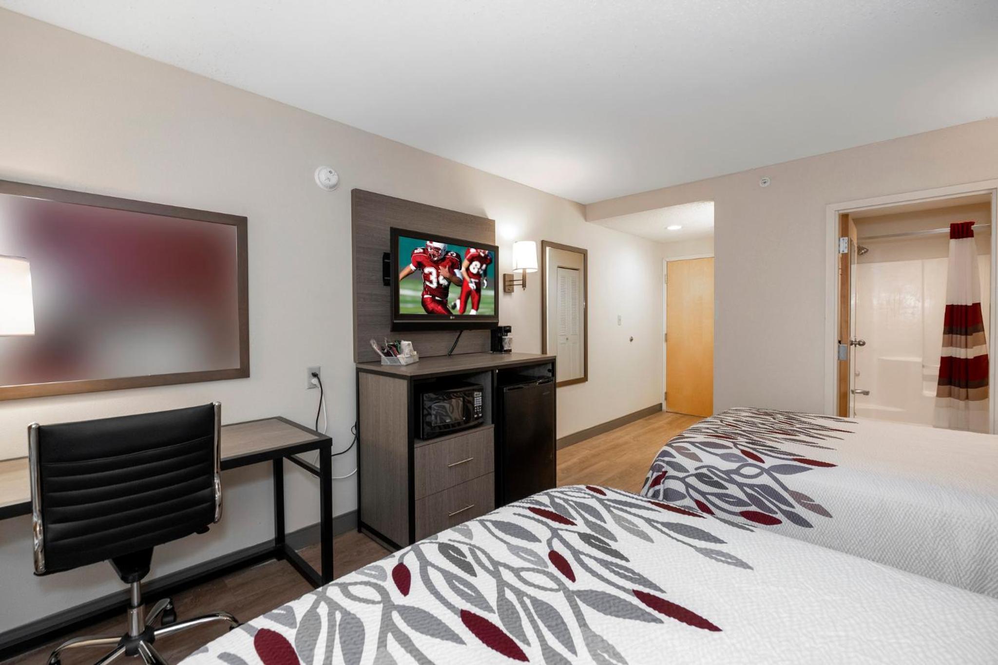 Deluxe Room with Two Queen Beds Smoke Free - Photo 4