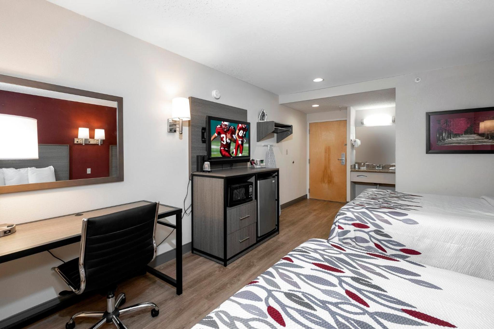 Deluxe Room with Two Queen Beds Smoke Free - Photo 8