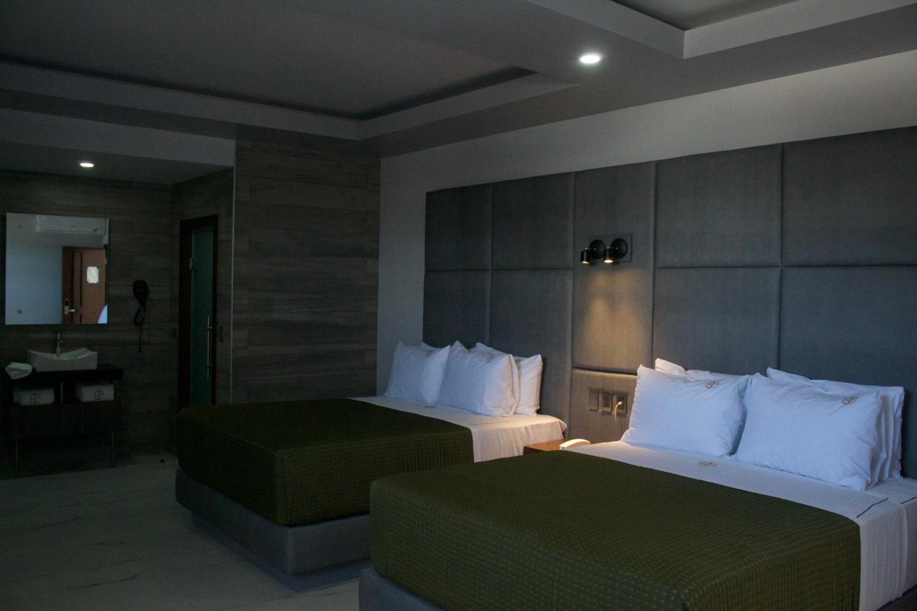 Deluxe Queen Room with Two Queen Beds - Photo 14