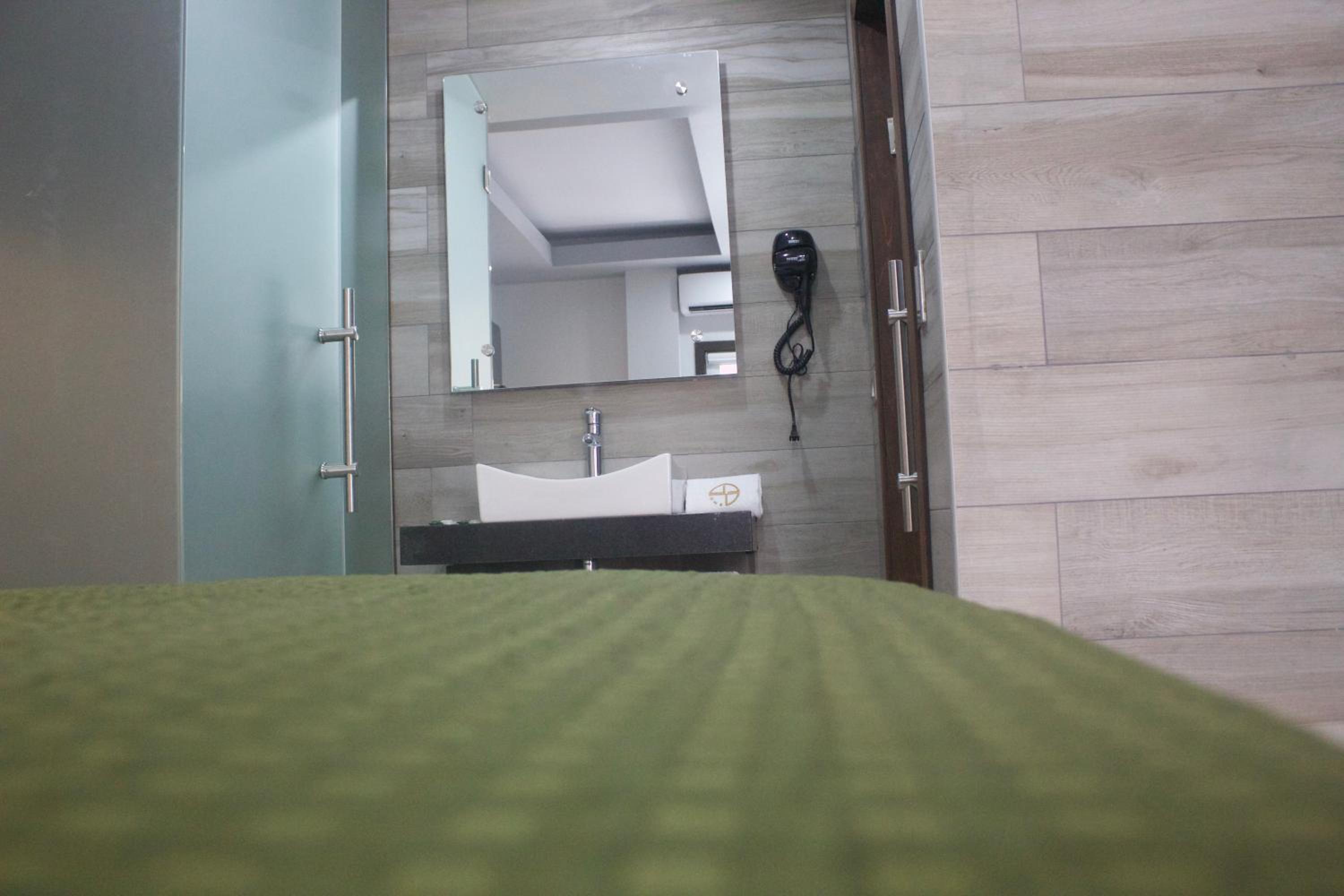 Deluxe Room - Photo 11