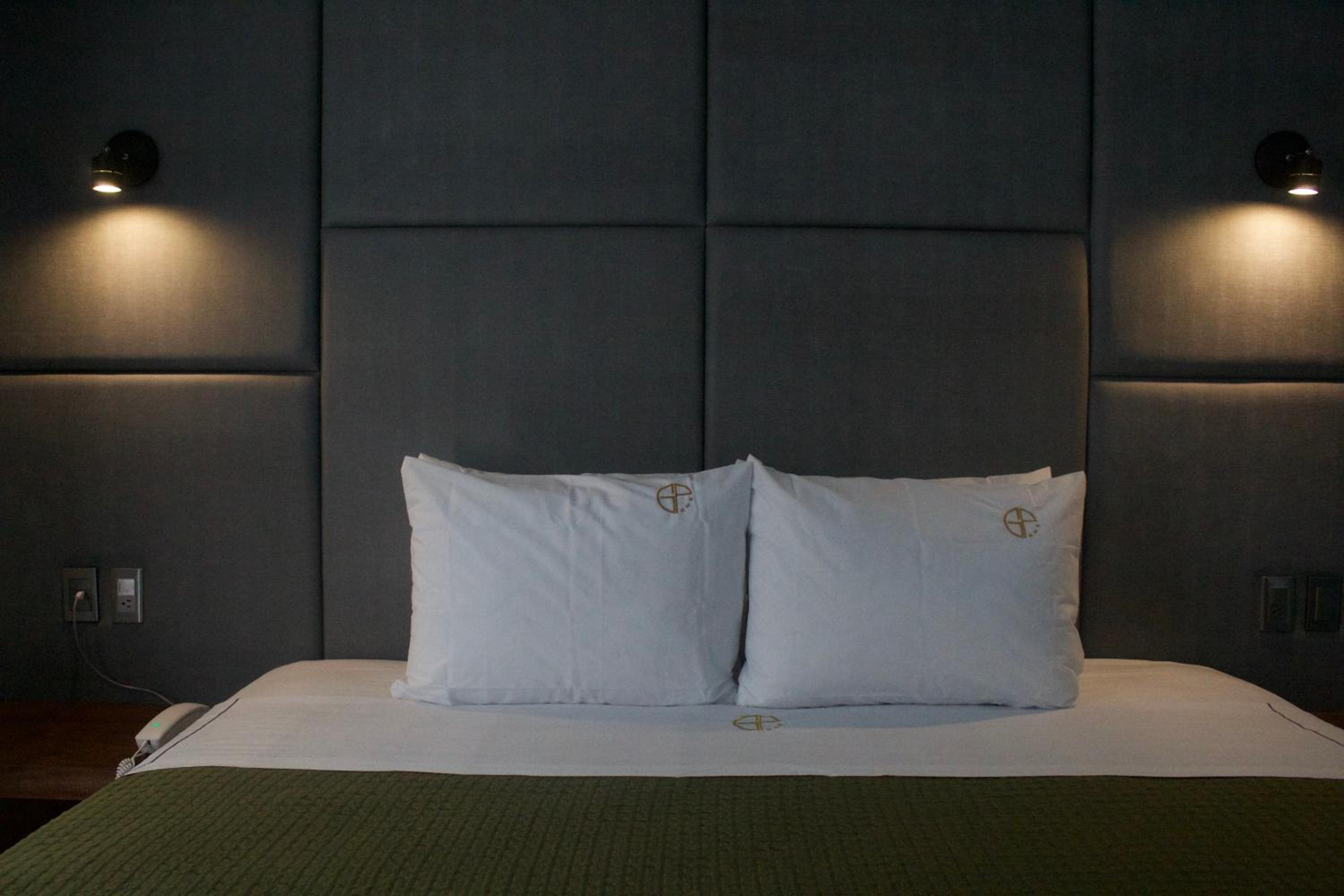 Deluxe Room - Photo 10