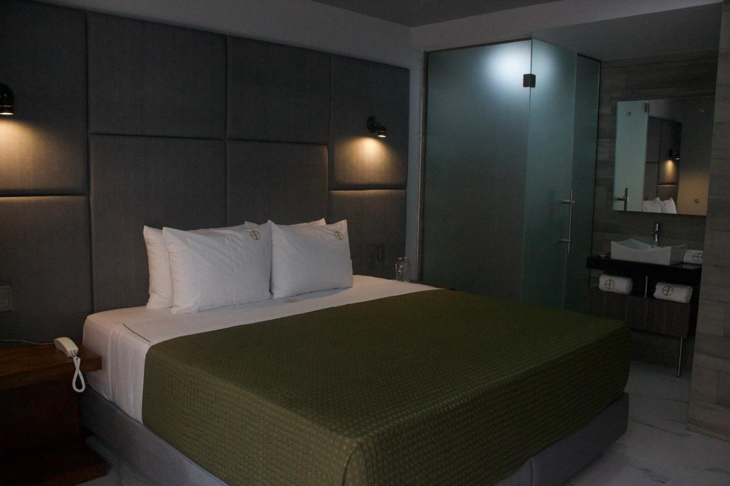 Deluxe Room - Photo 7