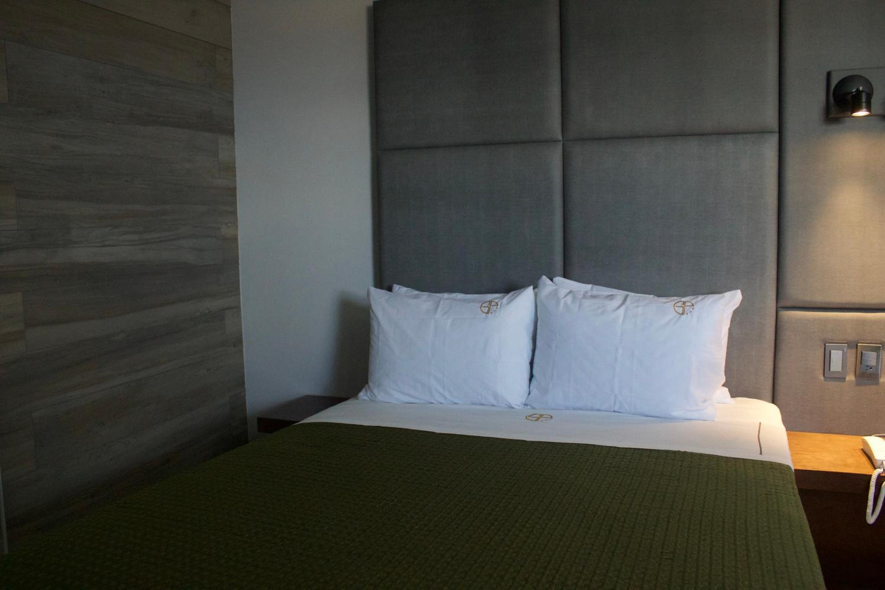 Deluxe Room - Photo 5