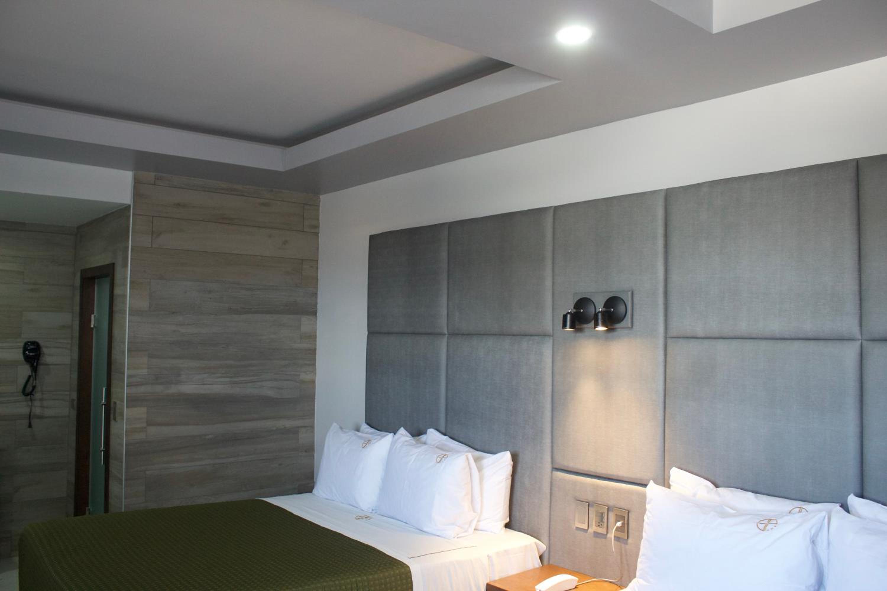 Deluxe Queen Room with Two Queen Beds - Photo 16