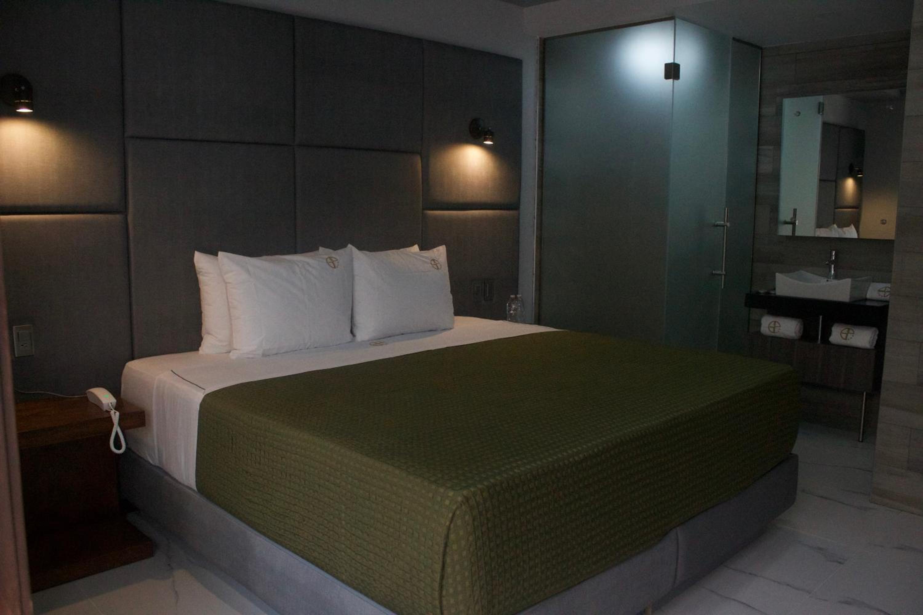 Deluxe Room - Photo 3