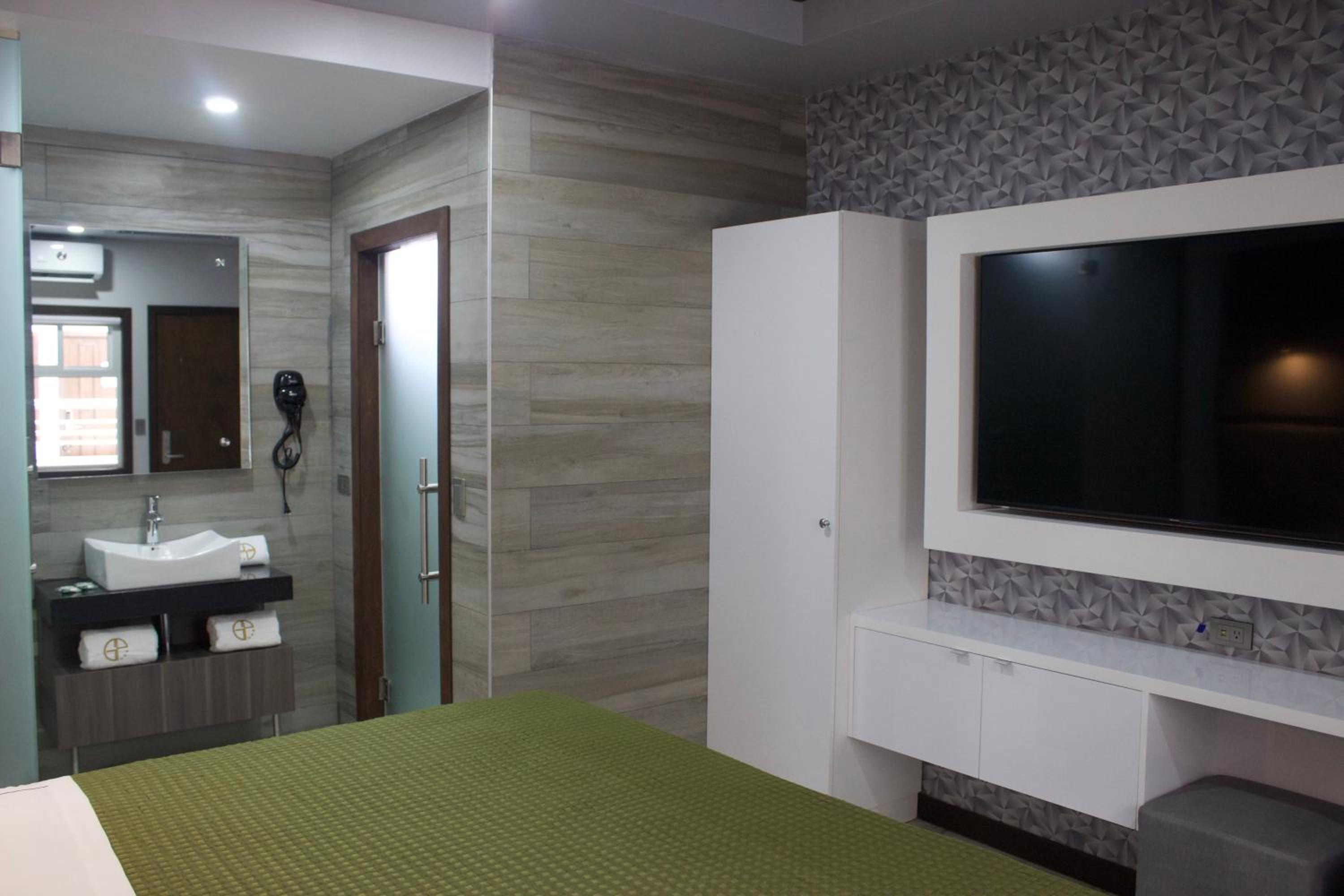 Deluxe Room - Photo 15