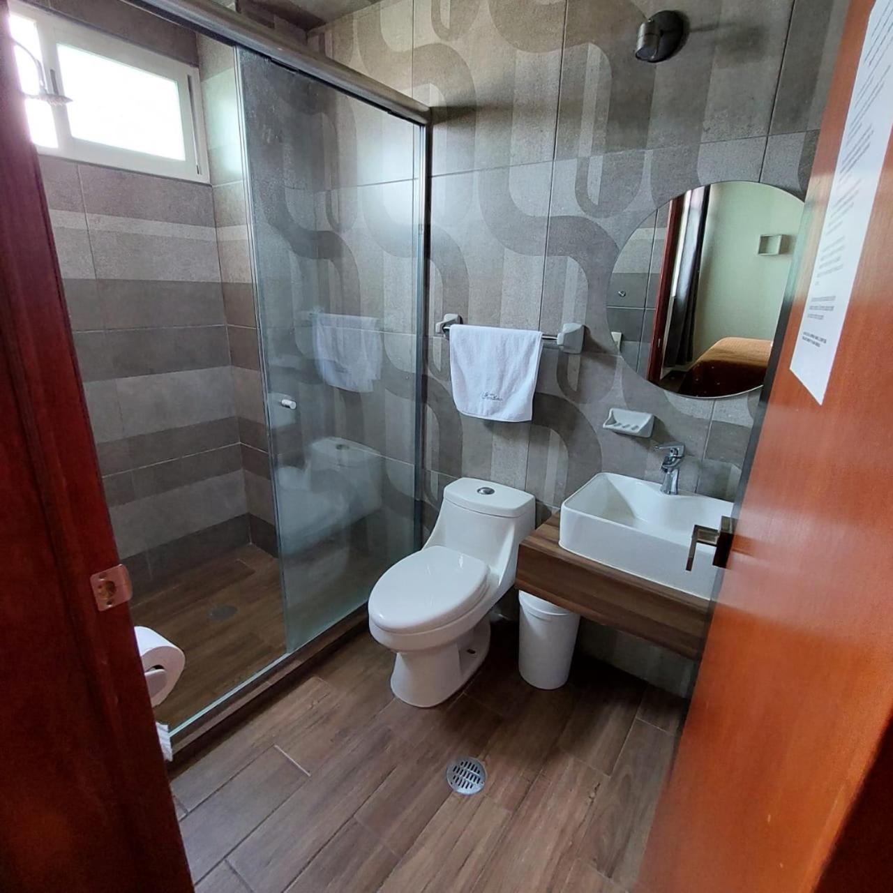 Standard Queen Room photo 2