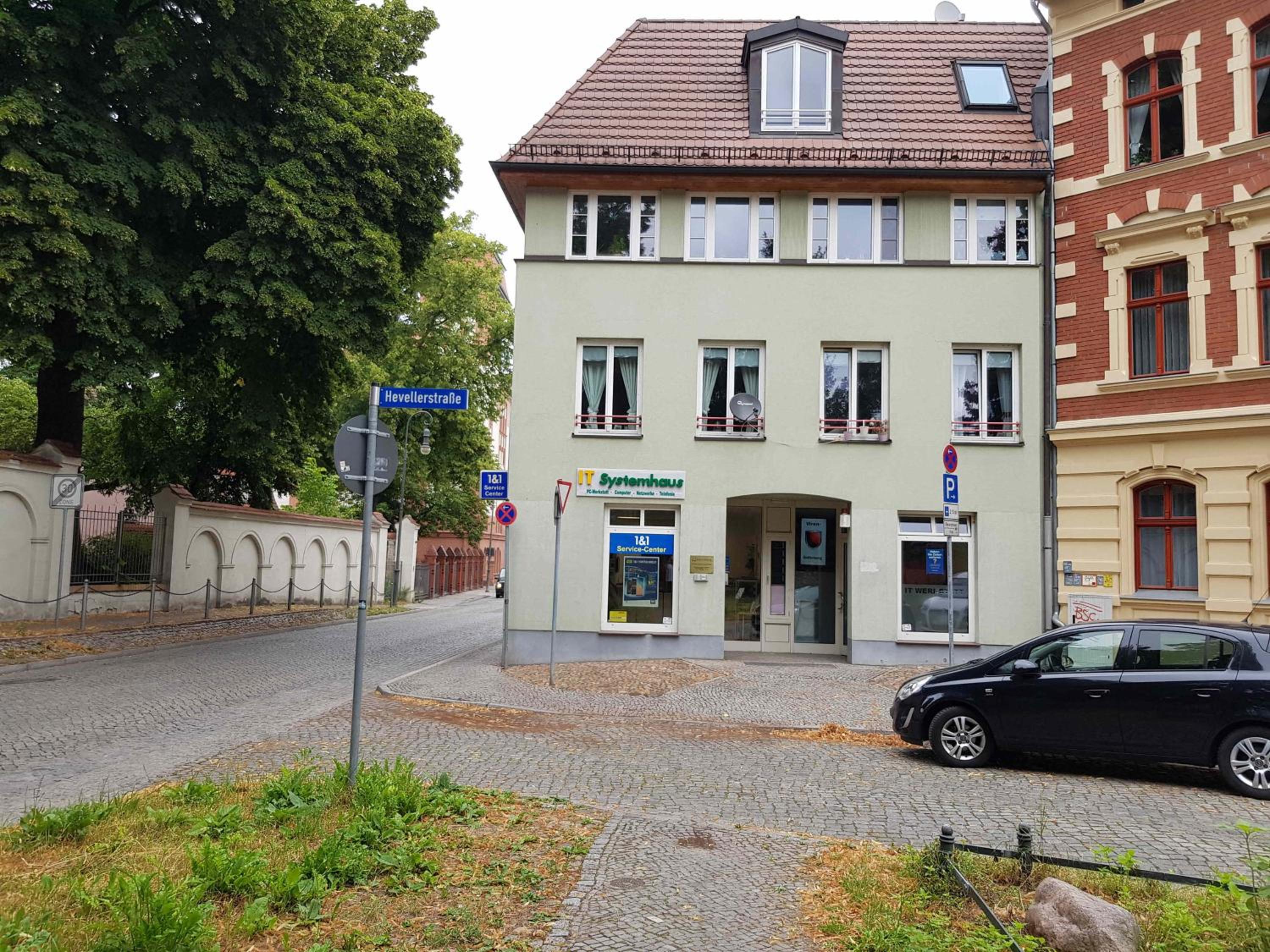 One-Bedroom Apartment - Photo 2