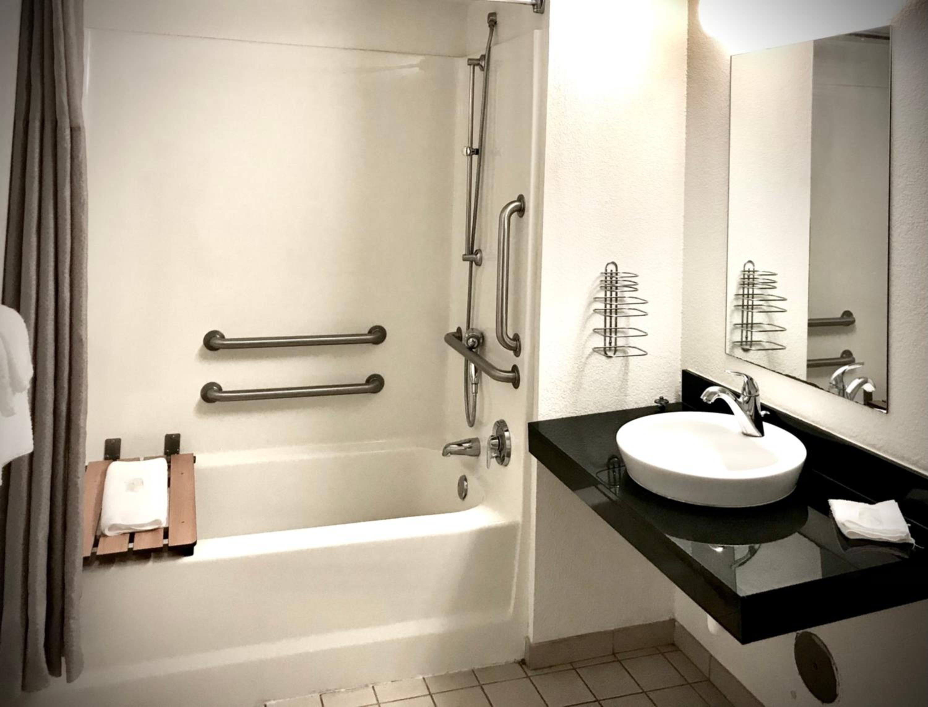 2 Double Beds, Mobility/Hearing Accessible Room, Tub w/ Grab Bars, Non-Smoking photo 3