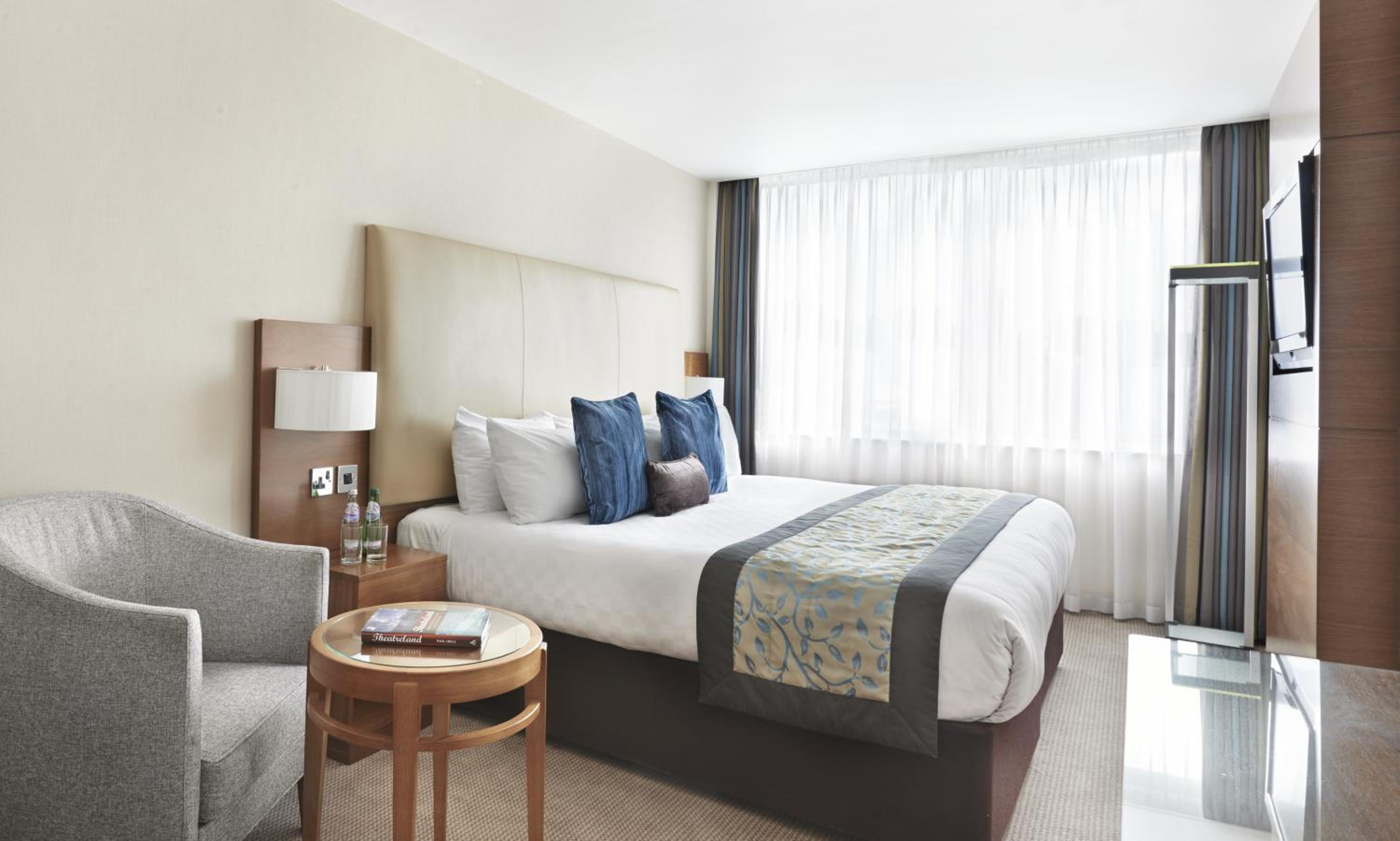 Executive King Room thumbnail 6