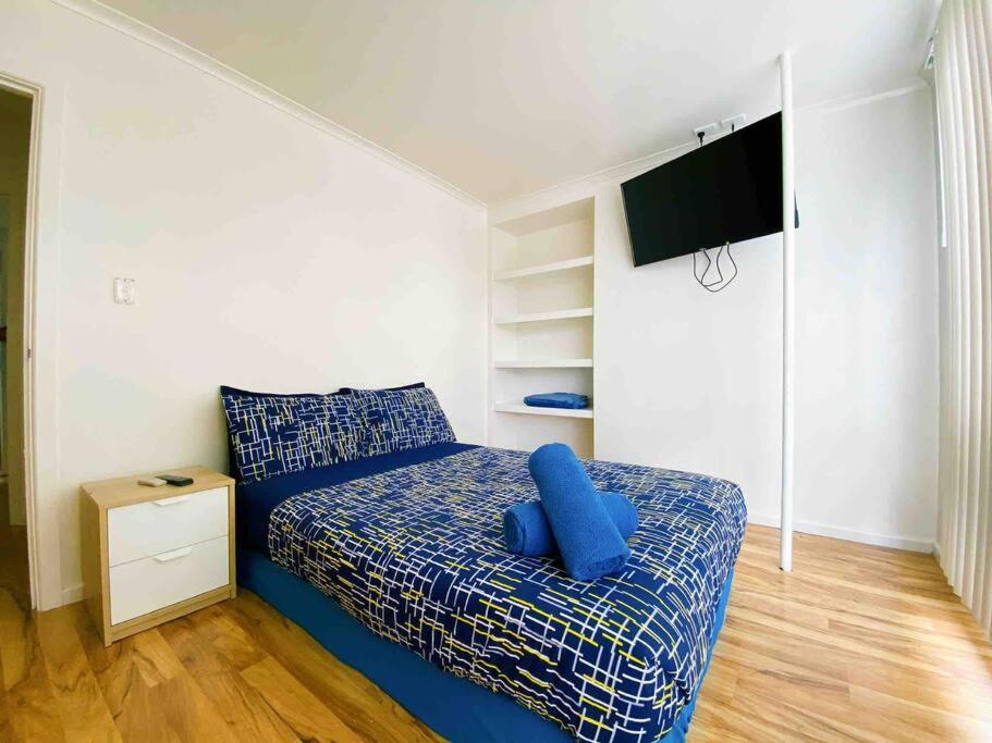 Eight-Bedroom House photo 1
