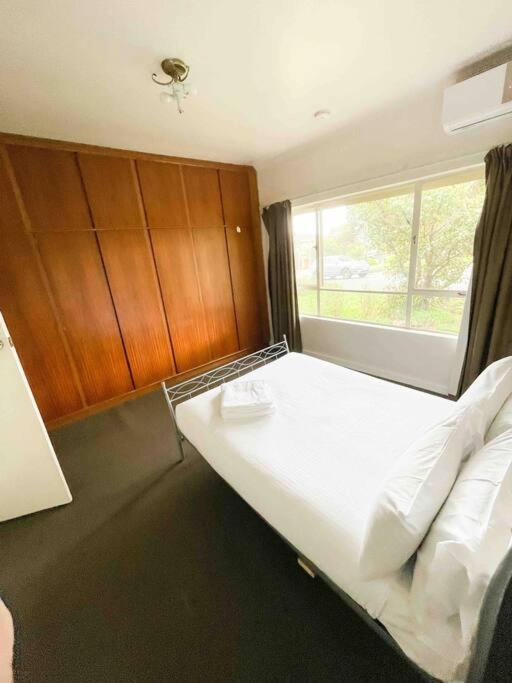 Eight-Bedroom House photo 2