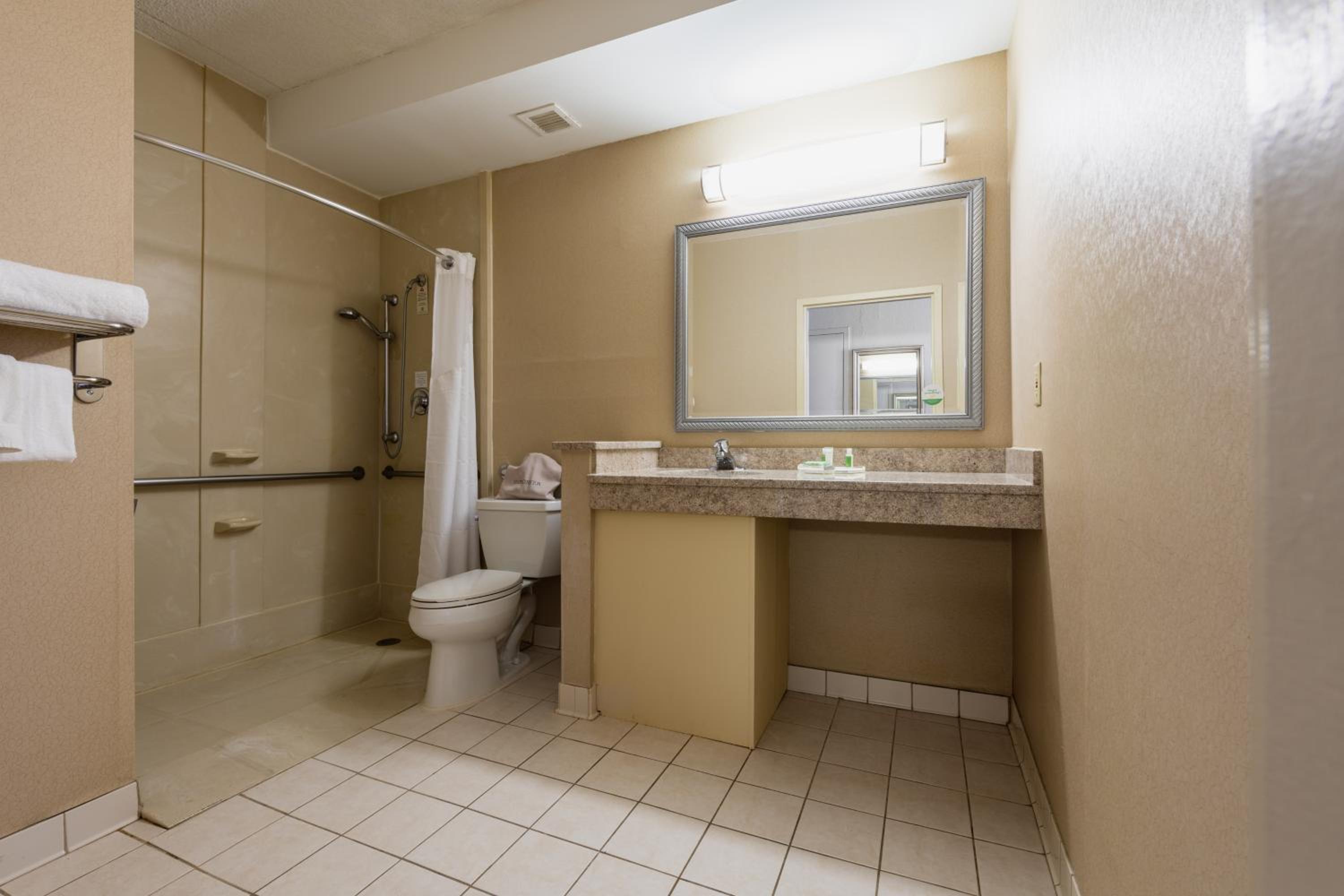 Queen Room - Disability Access - Photo 3