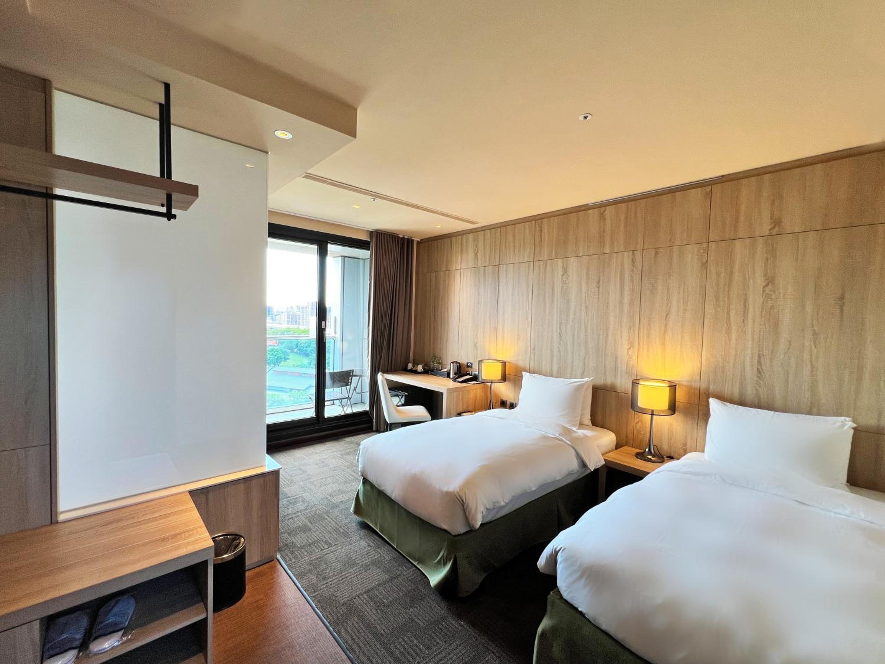 Twin Room With City View And Balcony