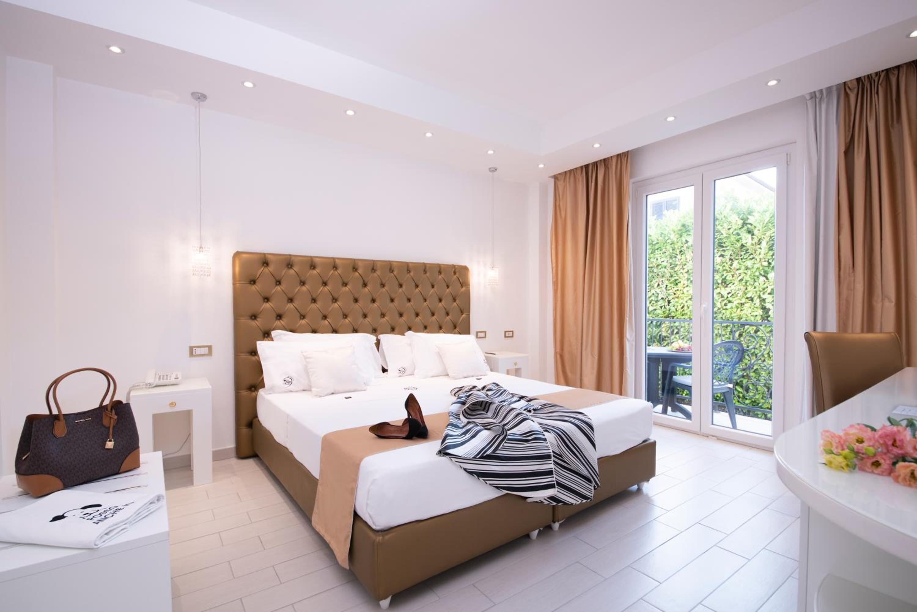 Double Room with Balcony - Photo 7