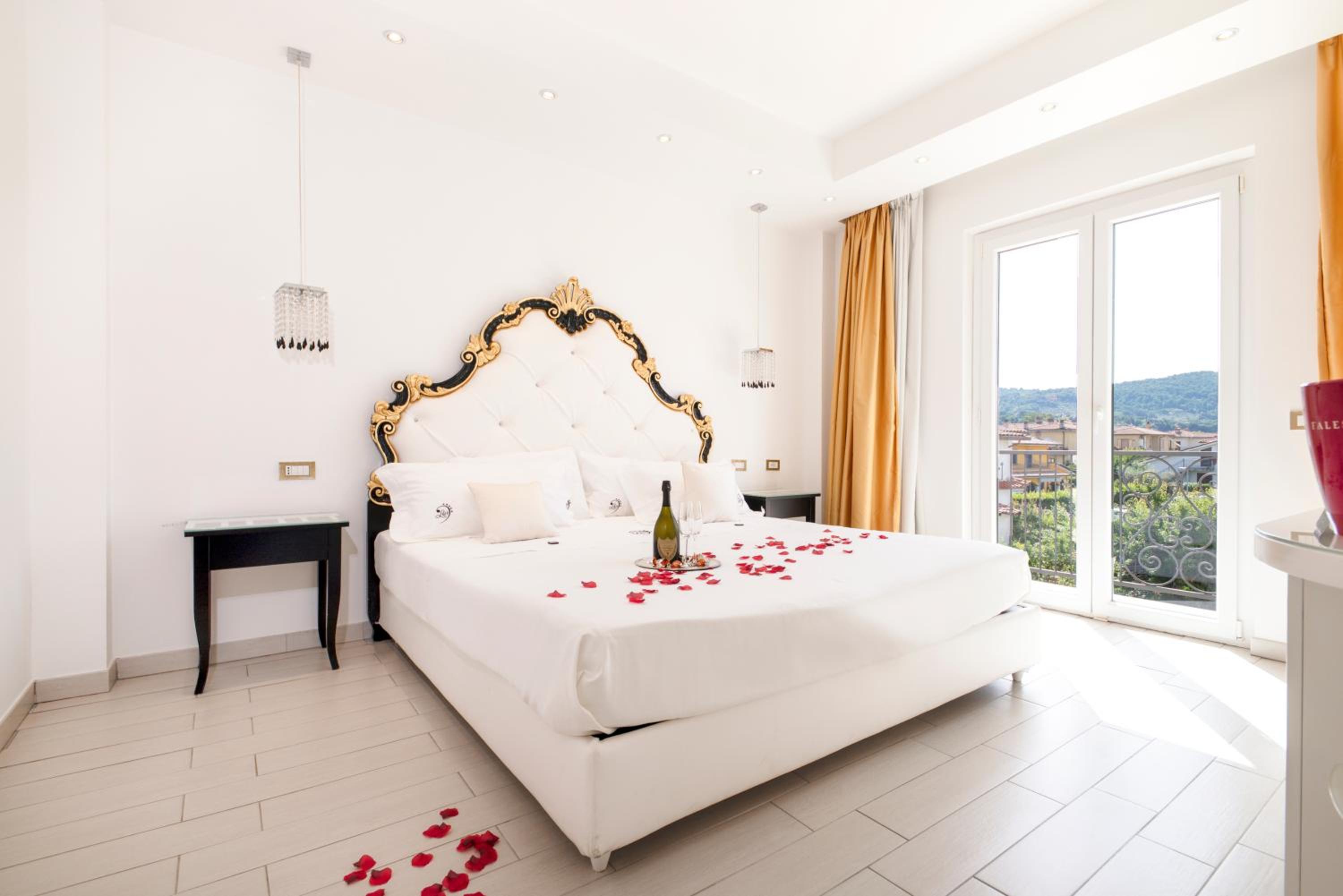 Deluxe Suite with Spa Bath - Photo 11