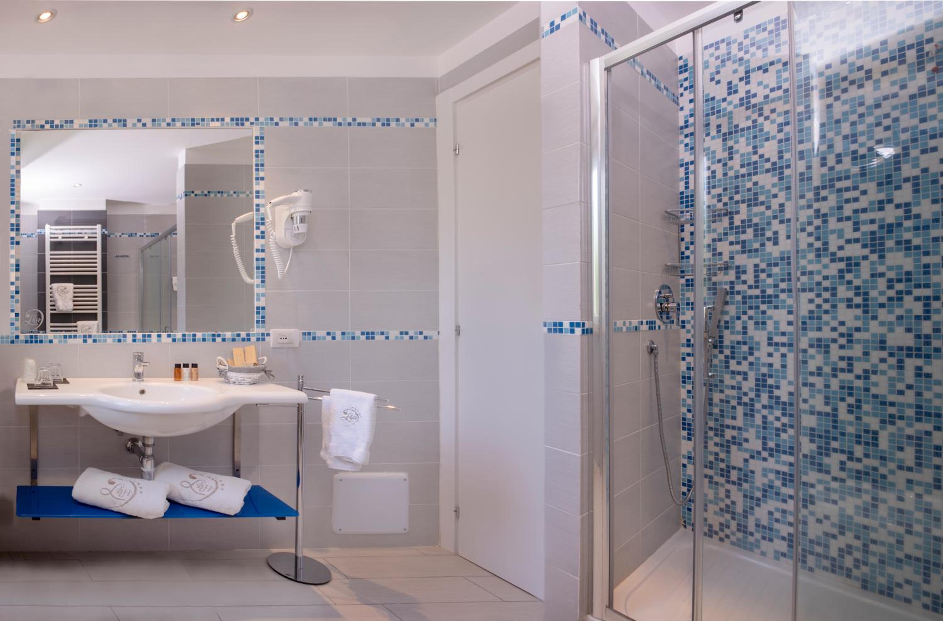 Deluxe Suite with Spa Bath - Photo 4