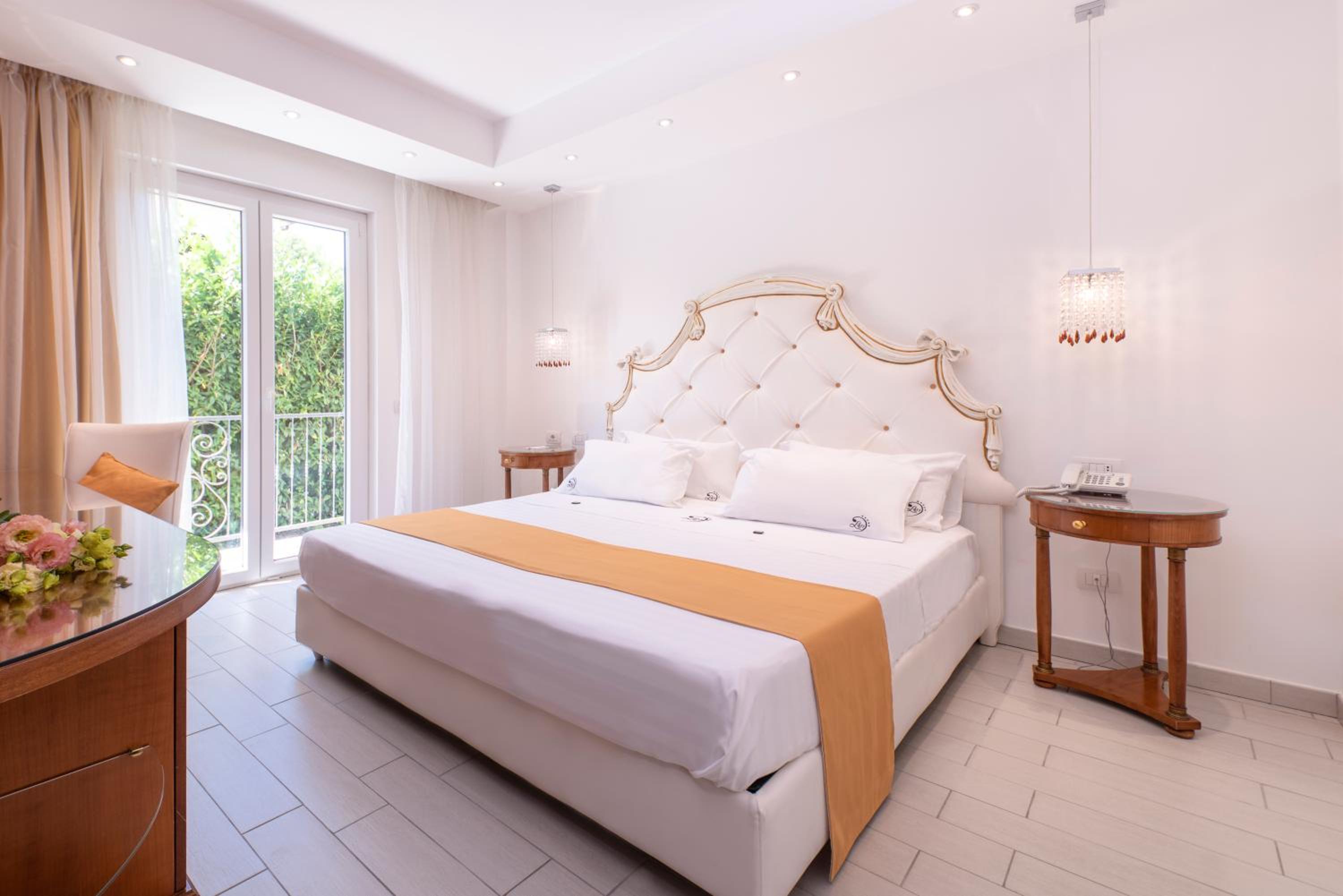 Junior Suite with Balcony and Jacuzzi - Photo 19