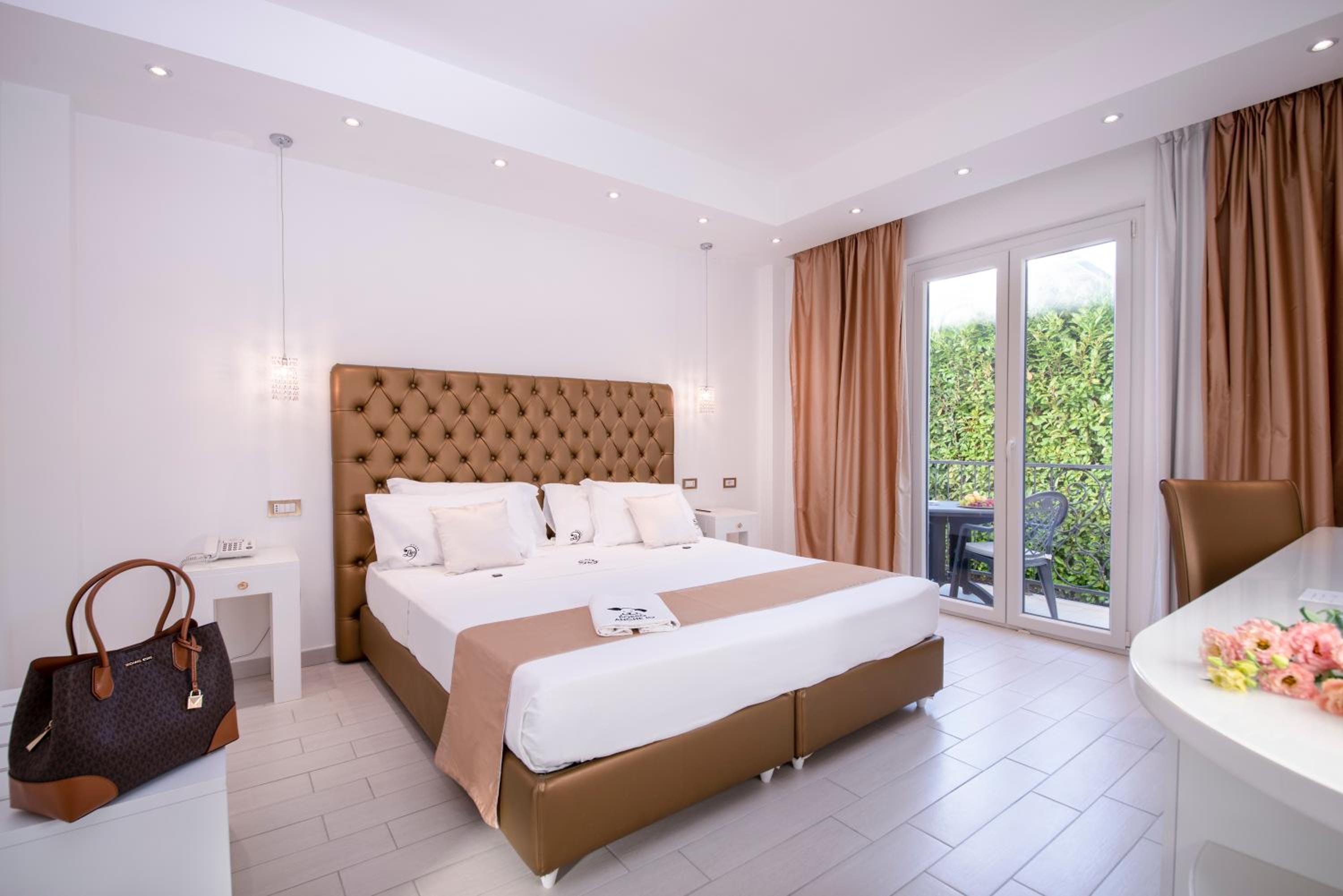 Double Room with Balcony - Photo 1