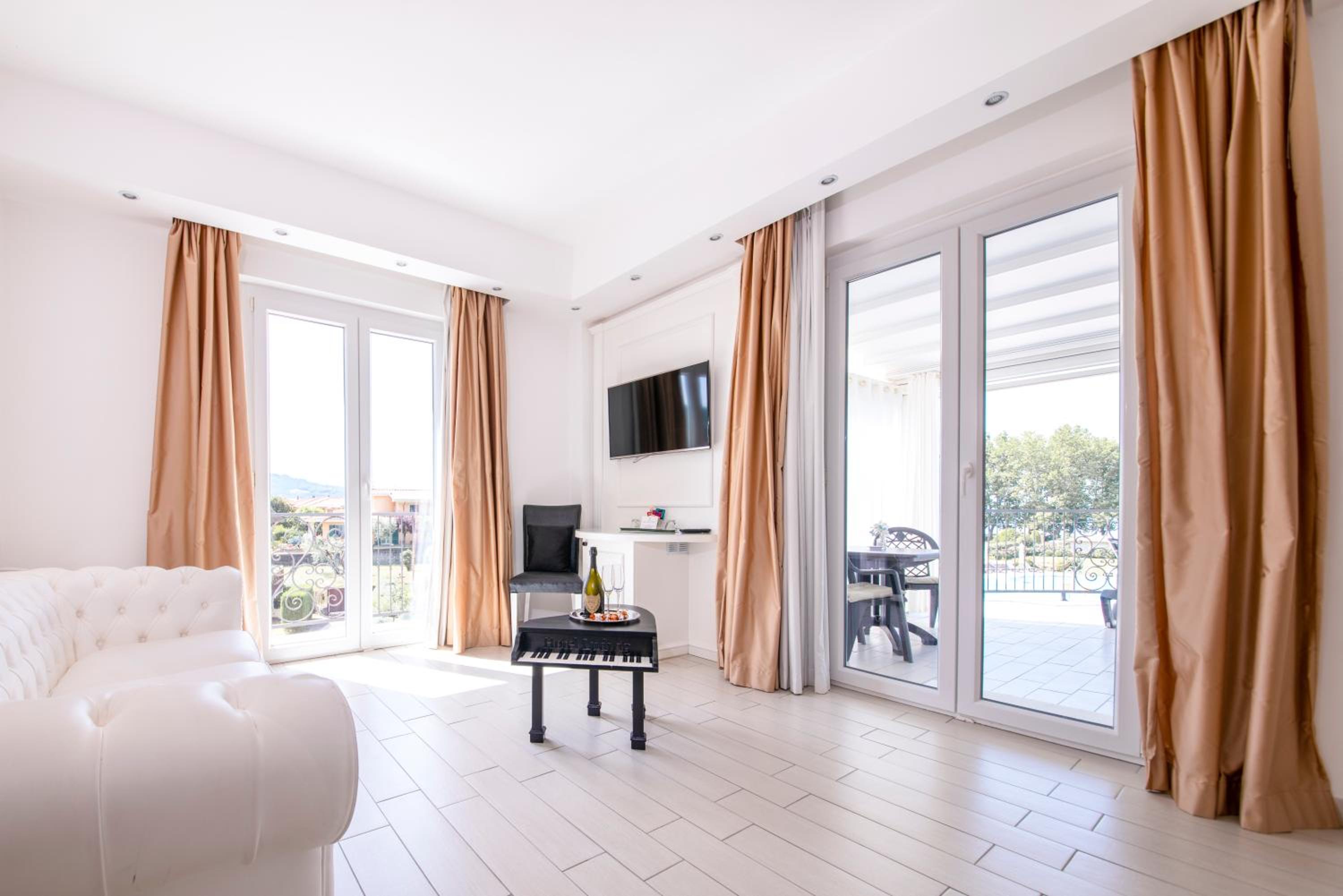 Deluxe Suite with Spa Bath - Photo 3