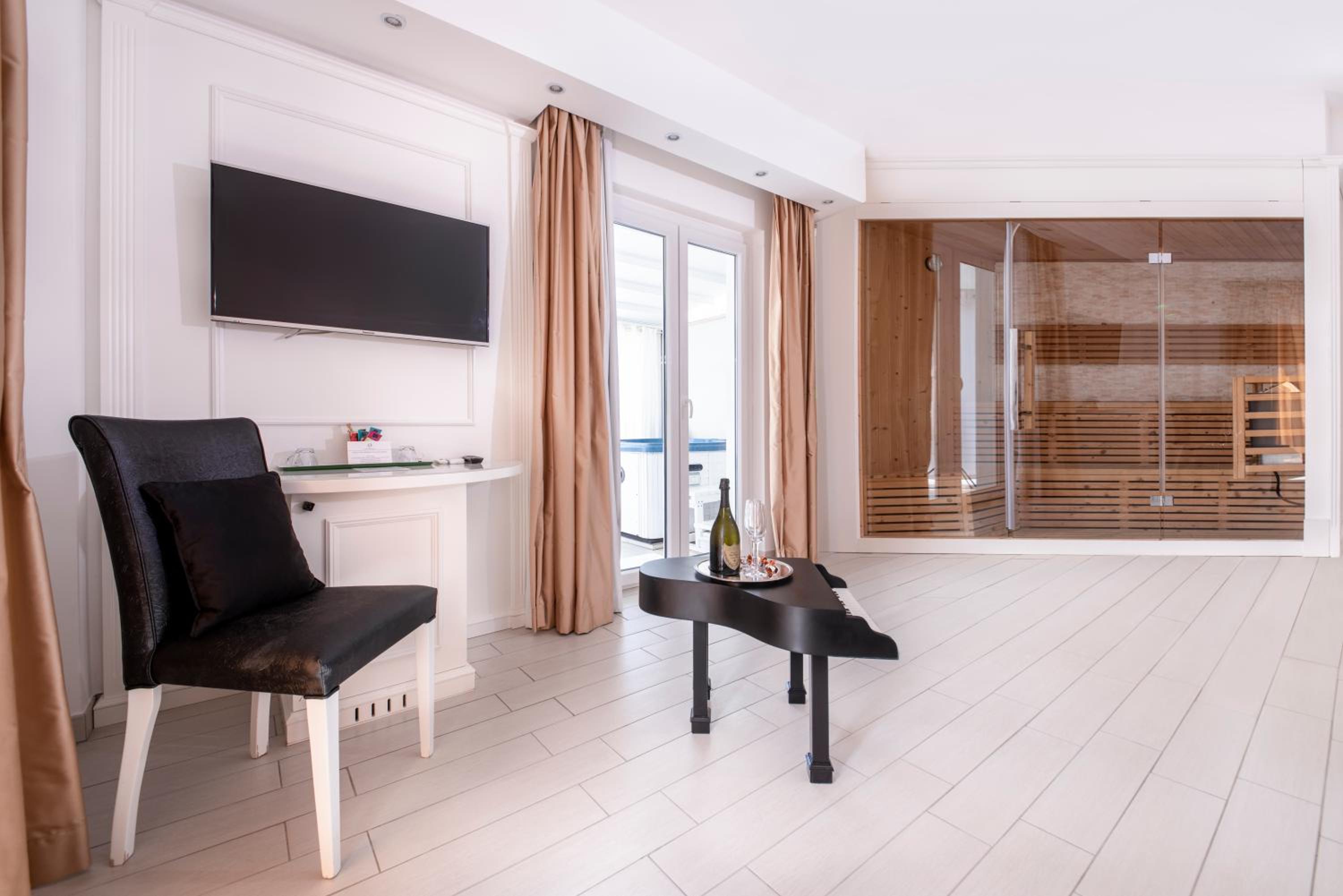 Deluxe Suite with Spa Bath - Photo 12