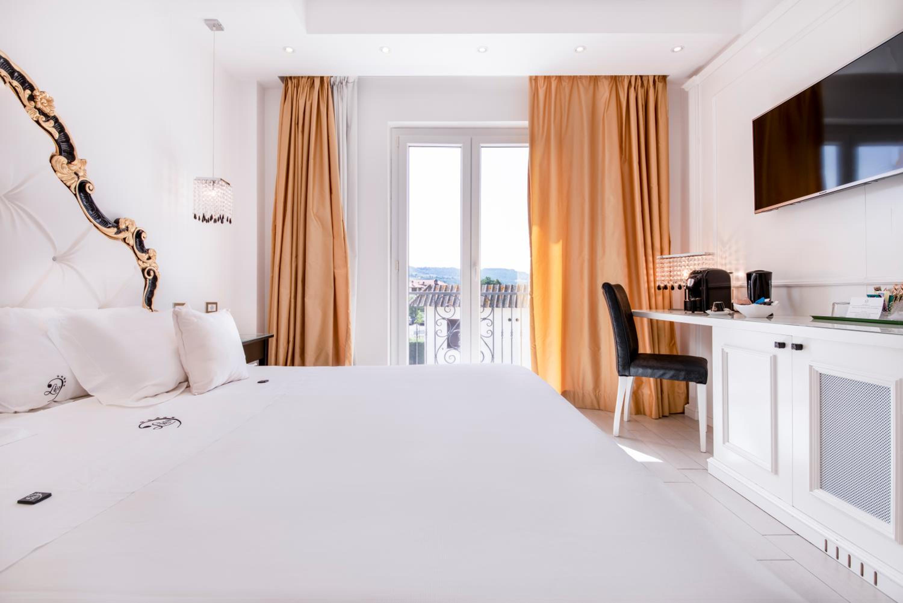 Deluxe Suite with Spa Bath - Photo 30