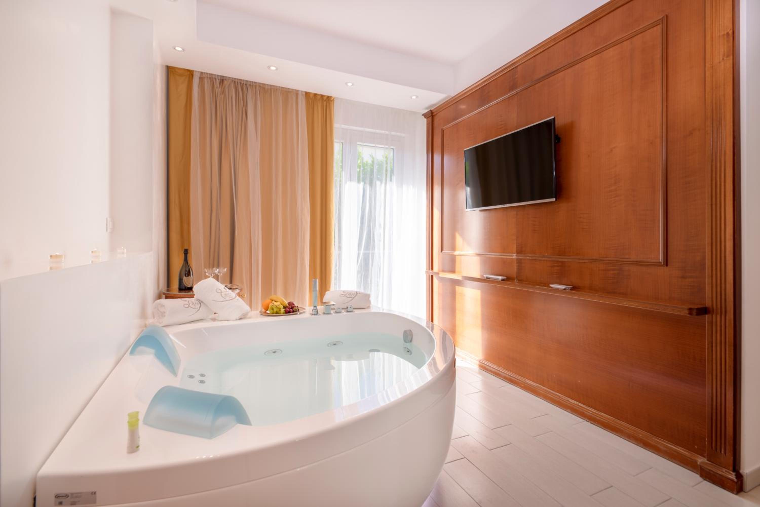 Junior Suite with Balcony and Jacuzzi - Photo 20