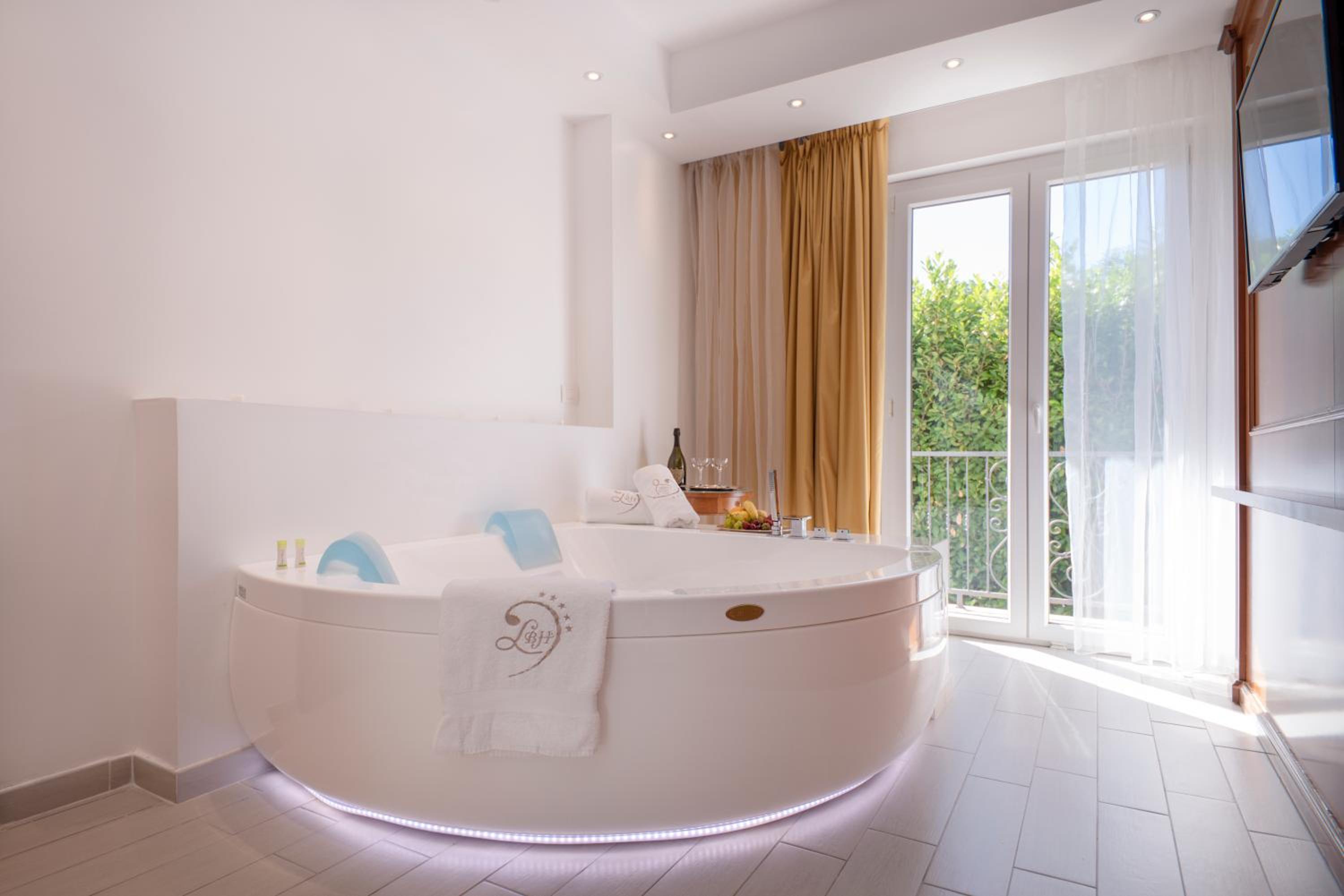 Junior Suite with Balcony and Jacuzzi - Photo 3
