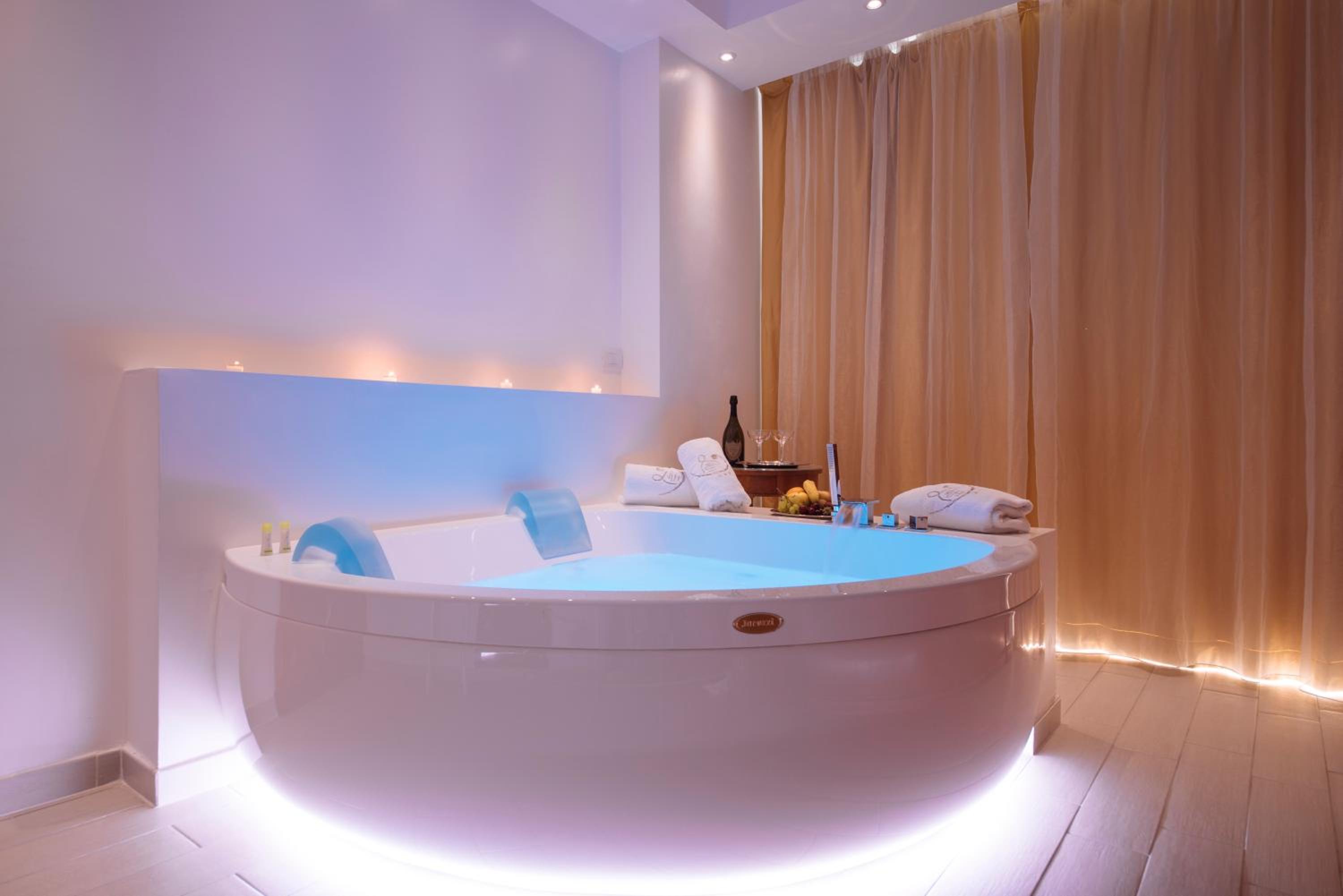 Junior Suite with Balcony and Jacuzzi - Photo 21