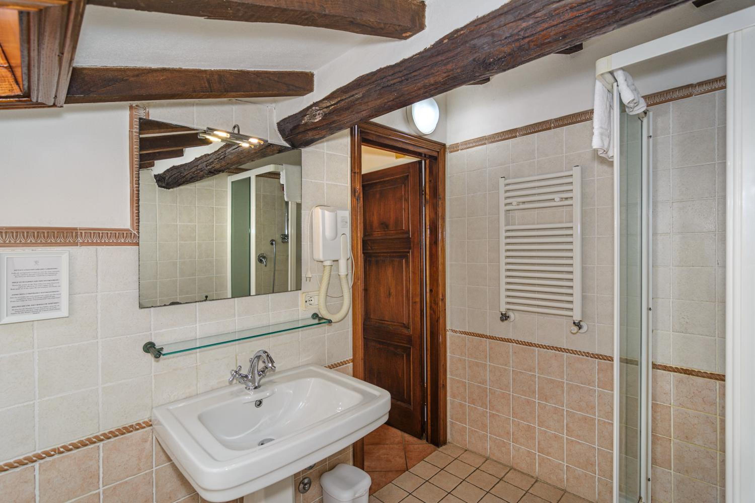 Quadruple Room - Photo 12