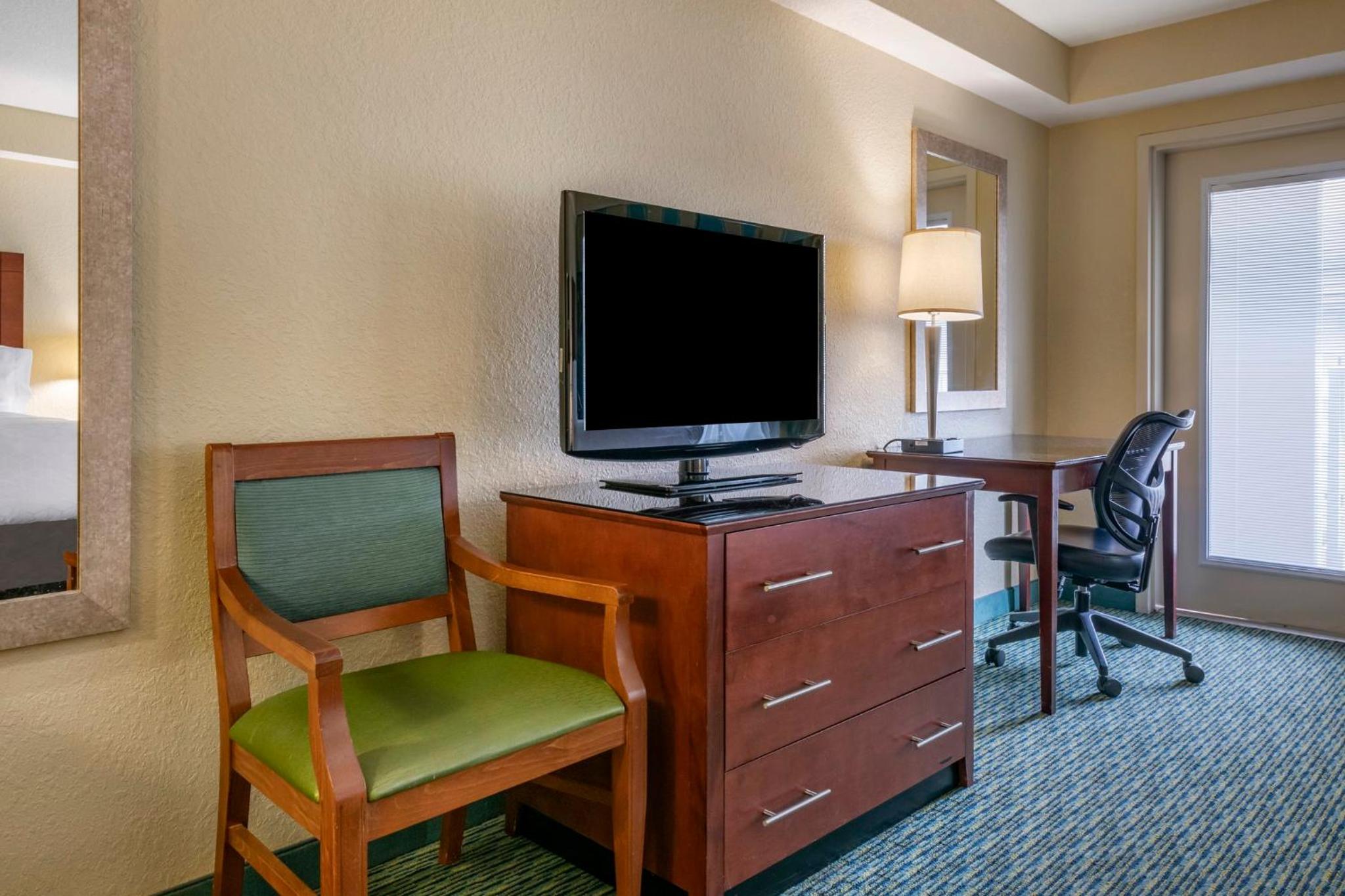 2 Queen Beds Premium Pool View Balcony